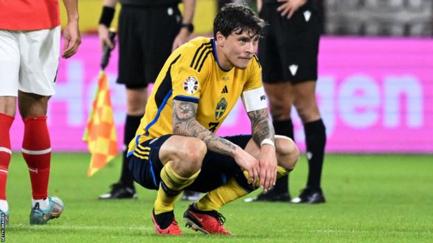 Victor Lindelof reagiert nach Schwedens Qualifikationsspiel zur EM 2024 gegen Österreich