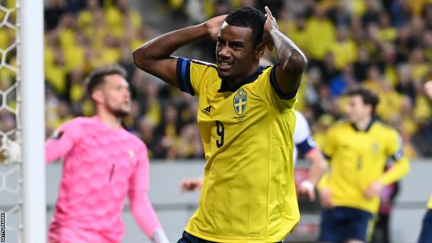 Alexander Isak reagiert nach einem Fehlschuss im Spiel Schwedens gegen Tschechien