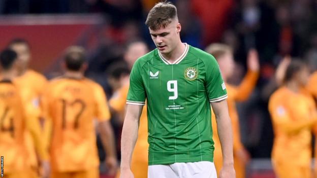 Evan Ferguson reagiert während des Qualifikationsspiels der Republik Irland zur EM 2024 gegen die Niederlande