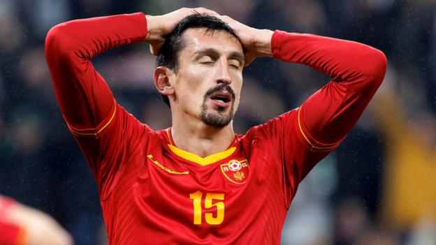 Stefan Savic reagiert während Montenegros EM-2024-Qualifikationsspiel gegen Ungarn