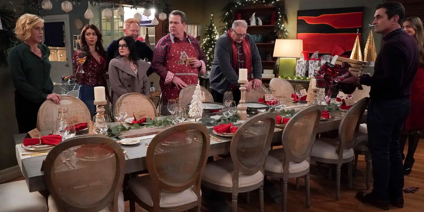 Die Besetzung von Modern Family sitzt zu Weihnachten am Esstisch 