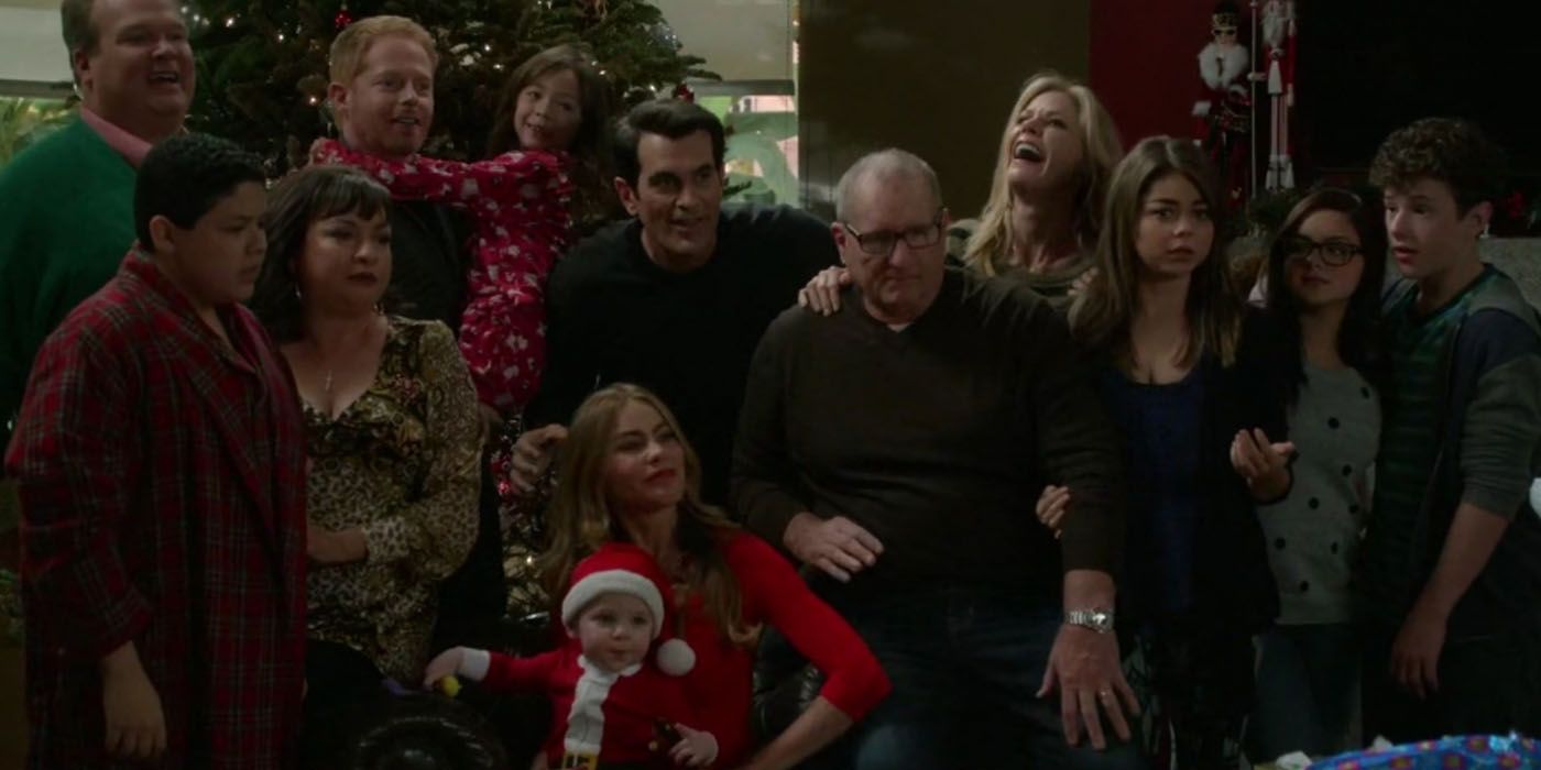 Die ganze Familie lächelt am Klavier in der Weihnachtsfolge von Modern Family 