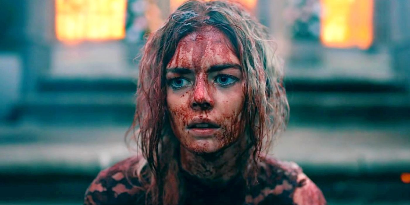 Samara Weaving als Grace mit blutigem Gesicht sitzt vor dem brennenden Haus in „Ready or Not“.