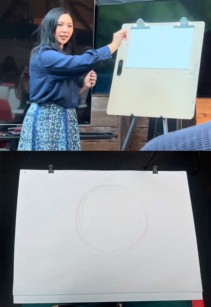 Griselda Sastrawinata-Lemay, Künstlerin für visuelle Entwicklung bei Disney, zeichnet einen Kreis im Stehen.  Darunter eine Zeichnung eines Kreises von Kirsten Acuna.