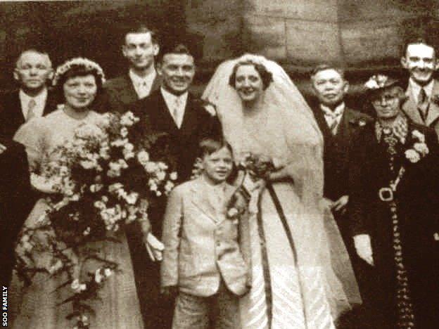 Frank Soo und seine Frau Beryl Lunt posieren mit der Familie nach ihrer Hochzeit
