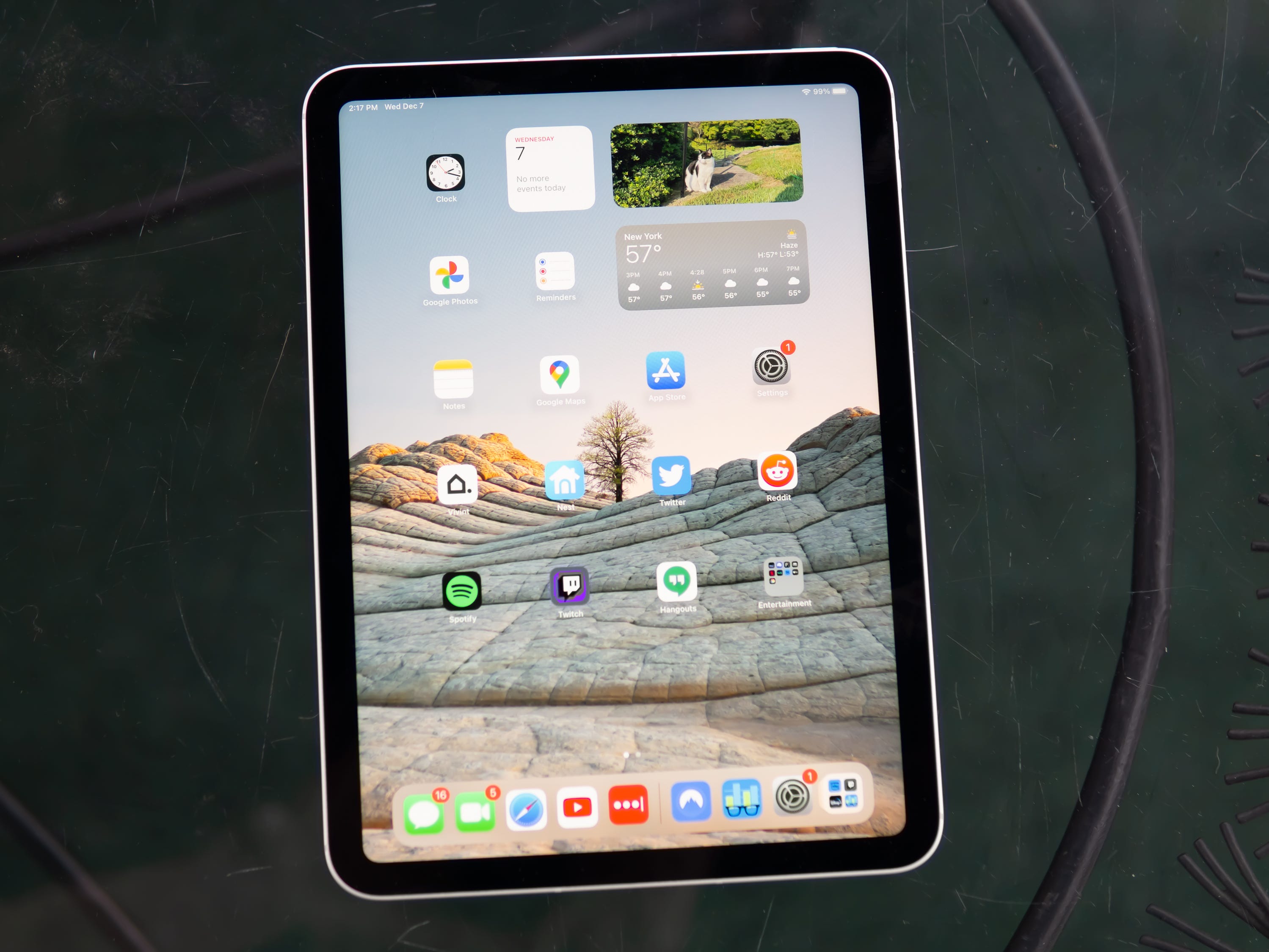 Apples iPad der 10. Generation mit angezeigtem Startbildschirm.