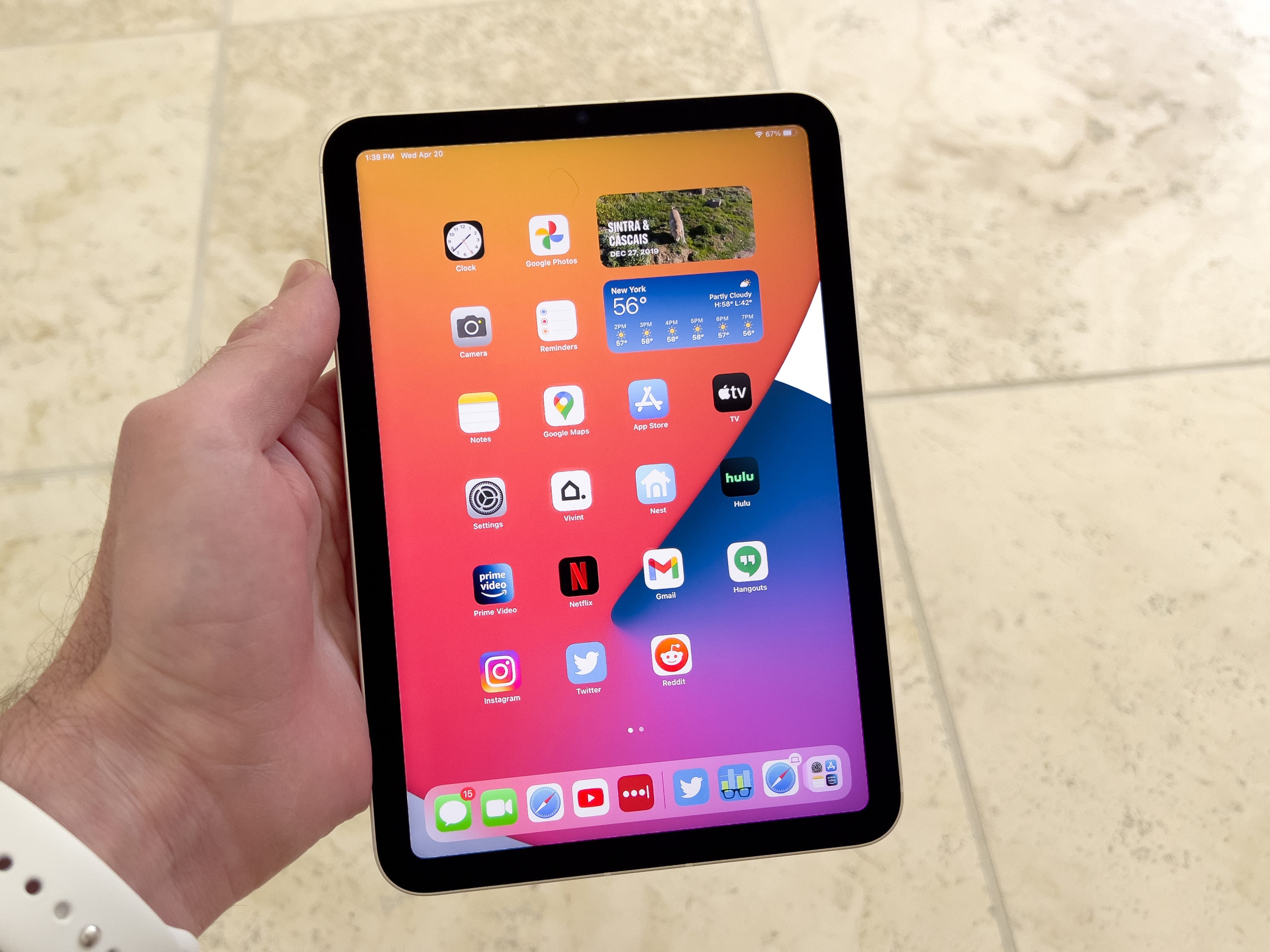 Das iPad Mini 2021 in den Händen des Autors zeigt den Bildschirm auf dem Startbildschirm.