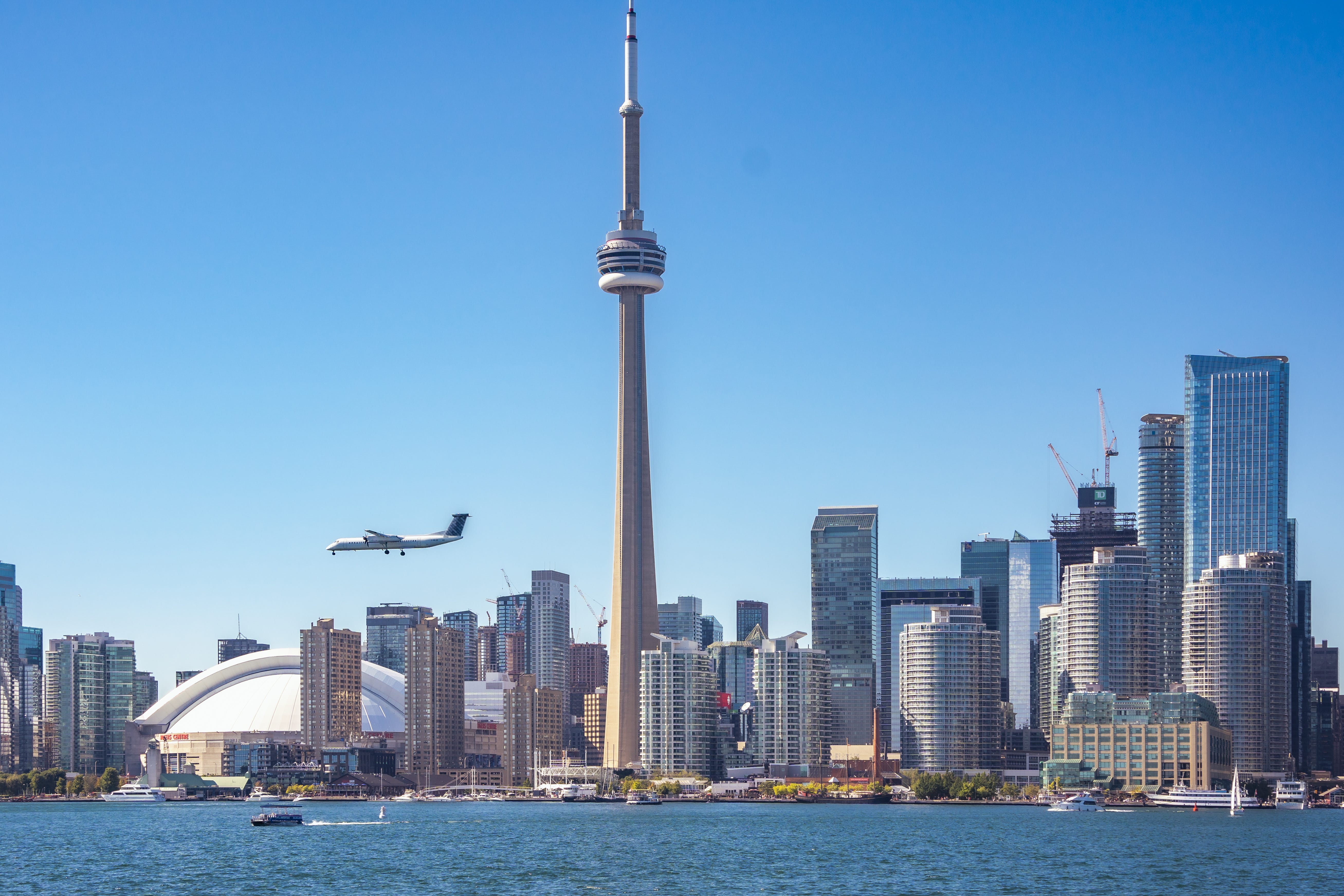 Skyline von Toronto, Kanada mit Flugzeug.
