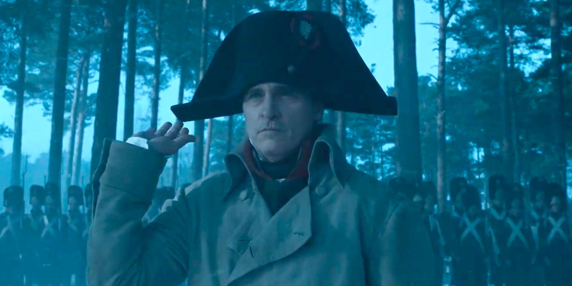 Joaquin Phoenix als Napoleon, der seine Armee mit einer Handbewegung in „Napoleon“ kommandiert