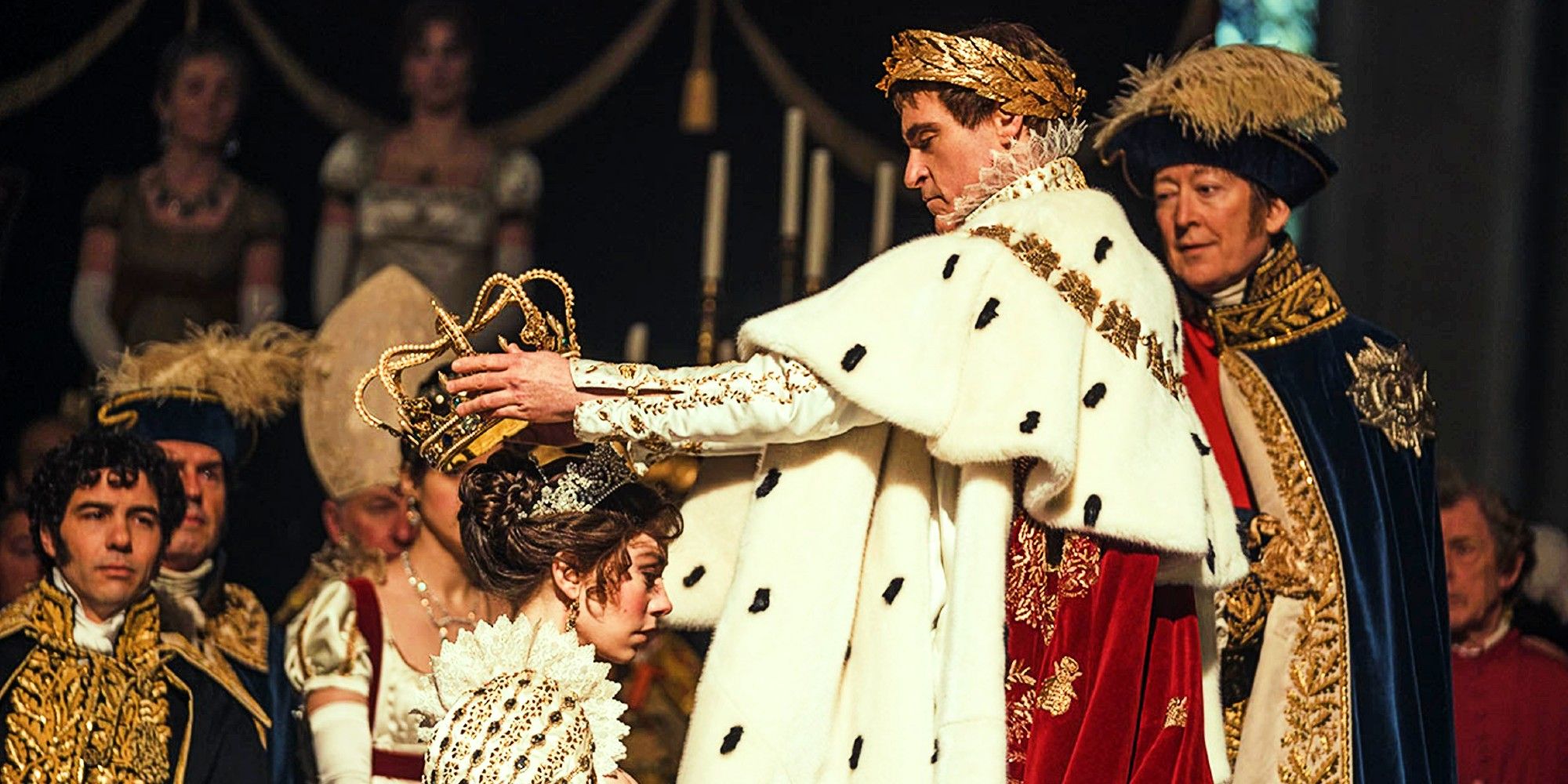 Joaquin Phoenix als Napoleon setzt Vanessa Kirby als Josephine in Ridley Scotts Film Napoleon eine Krone auf