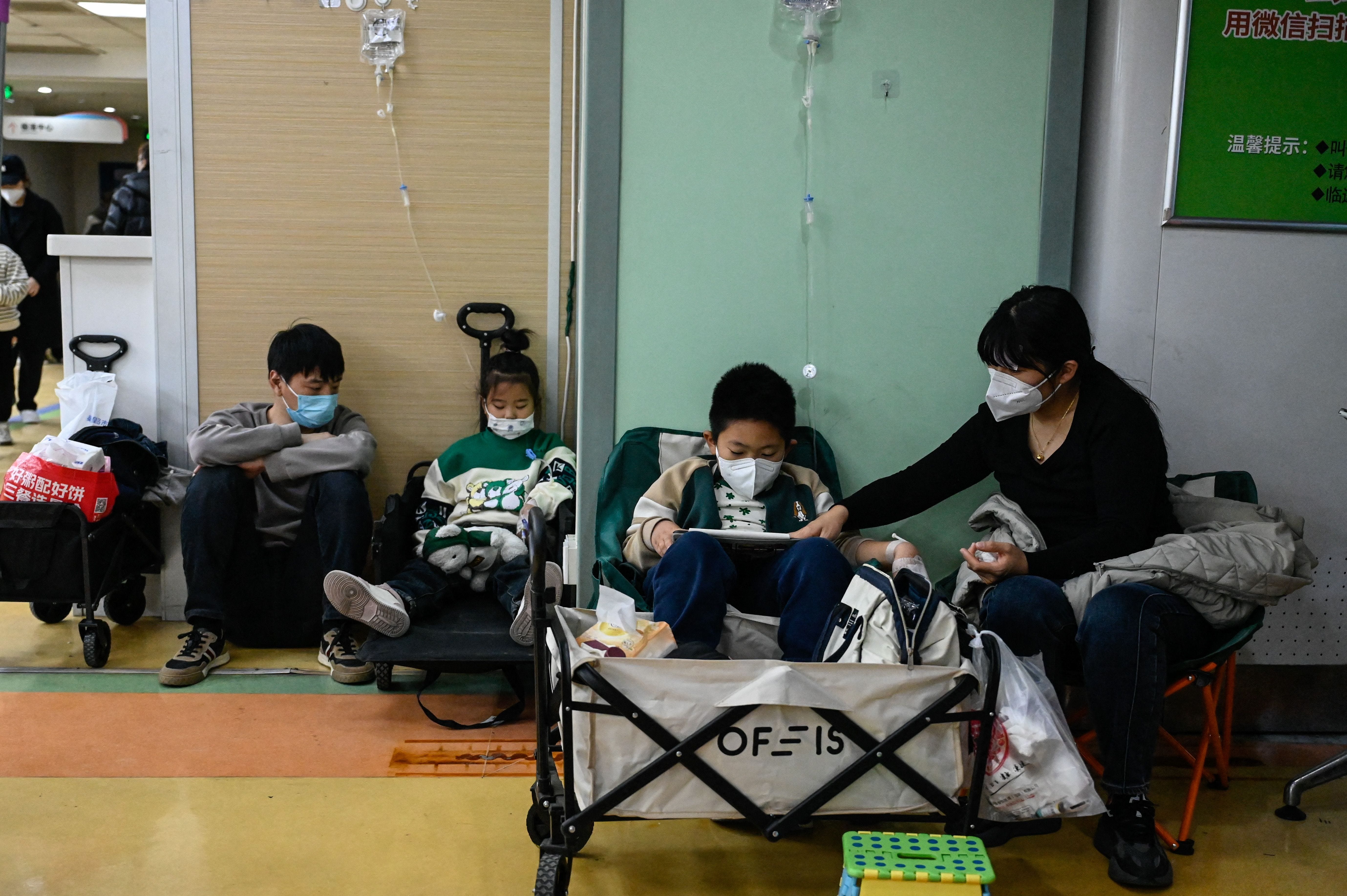 Am 23. November 2023 erhalten Kinder in einem Kinderkrankenhaus in Peking eine Infusion.