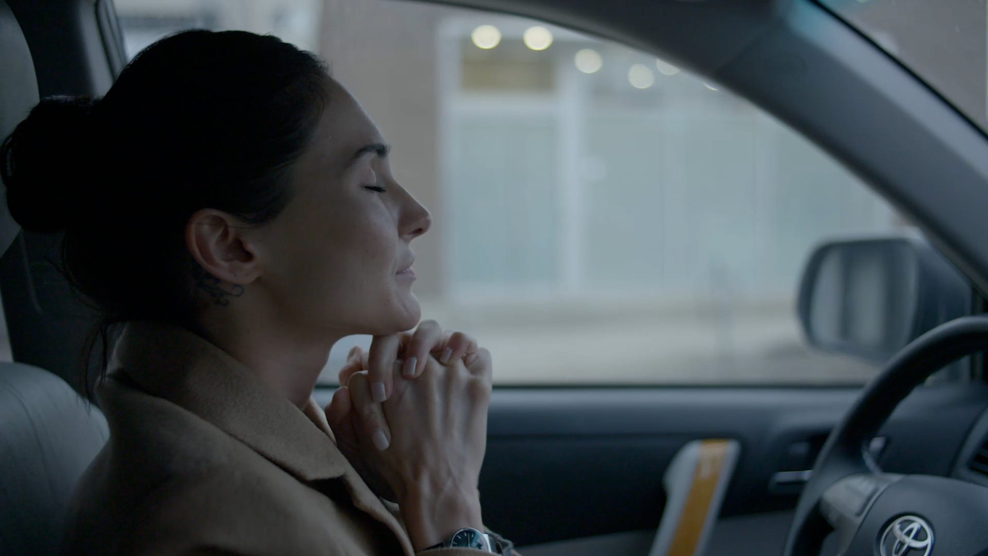Saffron Cassaday faltet in ihrem Auto die Hände unter dem Kinn.