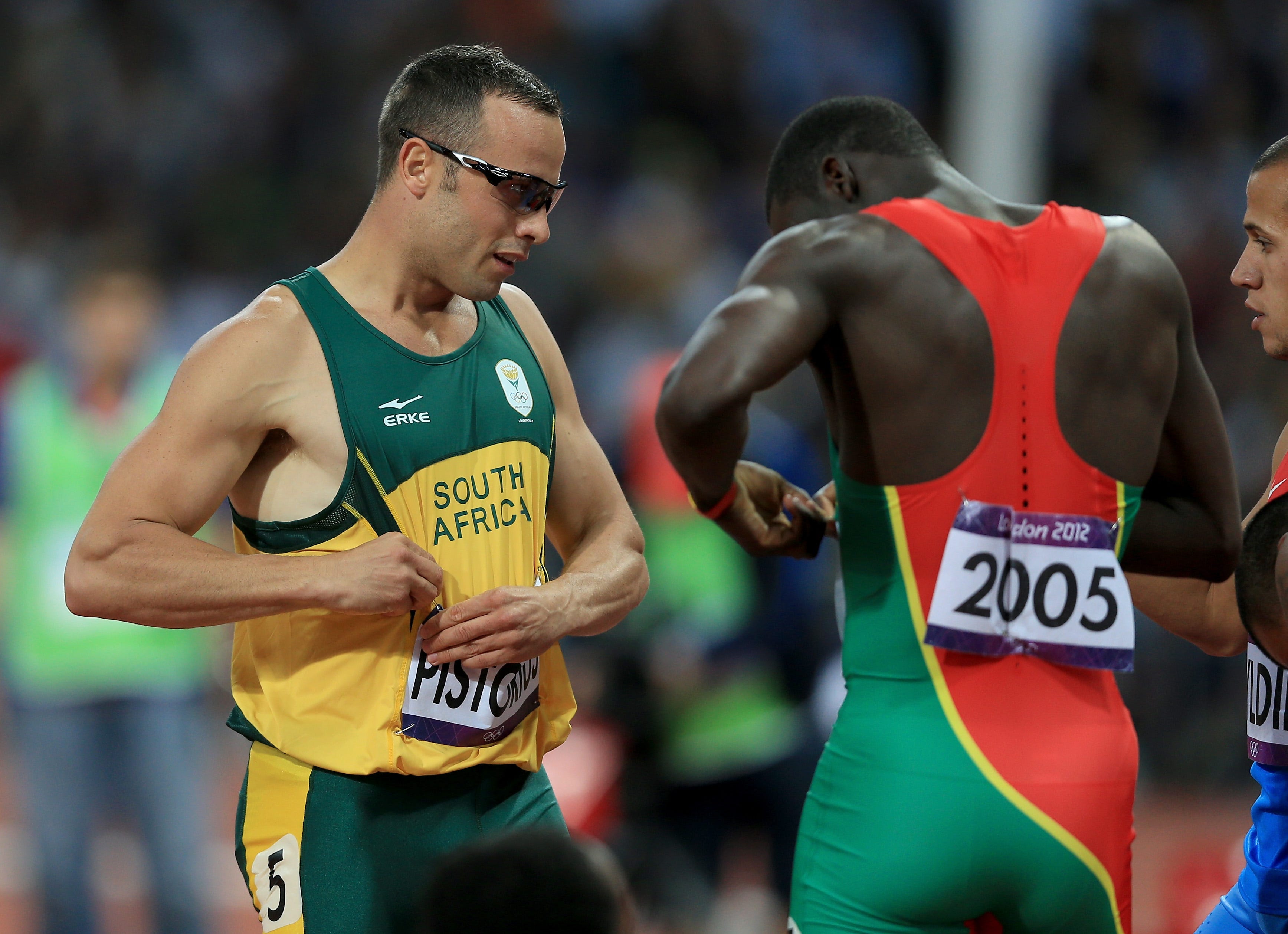 Pistorius (links) mit Kirani James aus Grenada nach dem 400-m-Halbfinale der Männer bei den Olympischen Spielen 2012 in London.