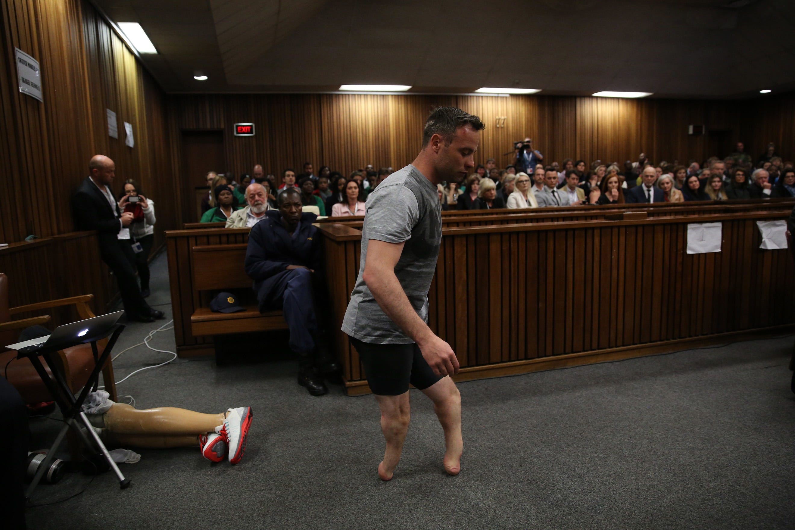 Pistorius ging während seiner Anhörung zur Neuverurteilung im Jahr 2016 ohne seine Beinprothesen.