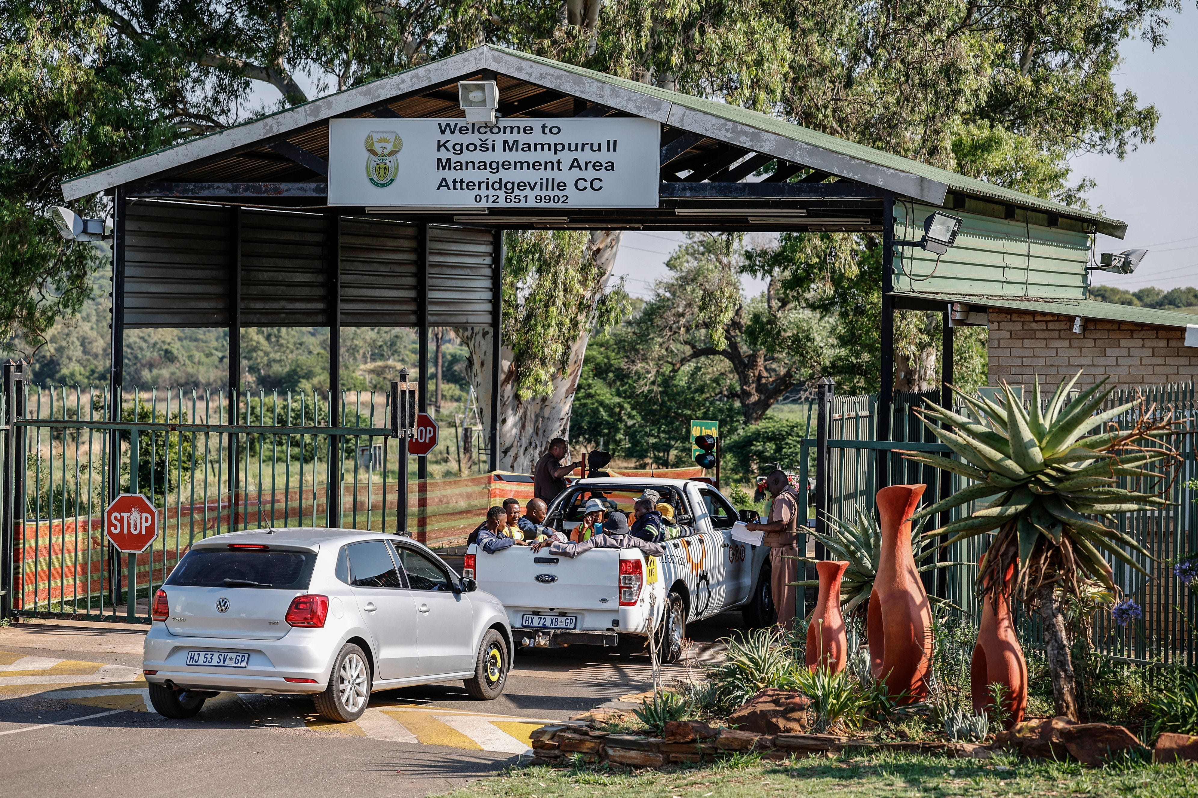 Das Gefängnispersonal des Atteridgeville Correctional Center in Pretoria, Südafrika, durchsucht am 24. November Autos, Stunden bevor Pistorius auf Bewährung entlassen wurde.