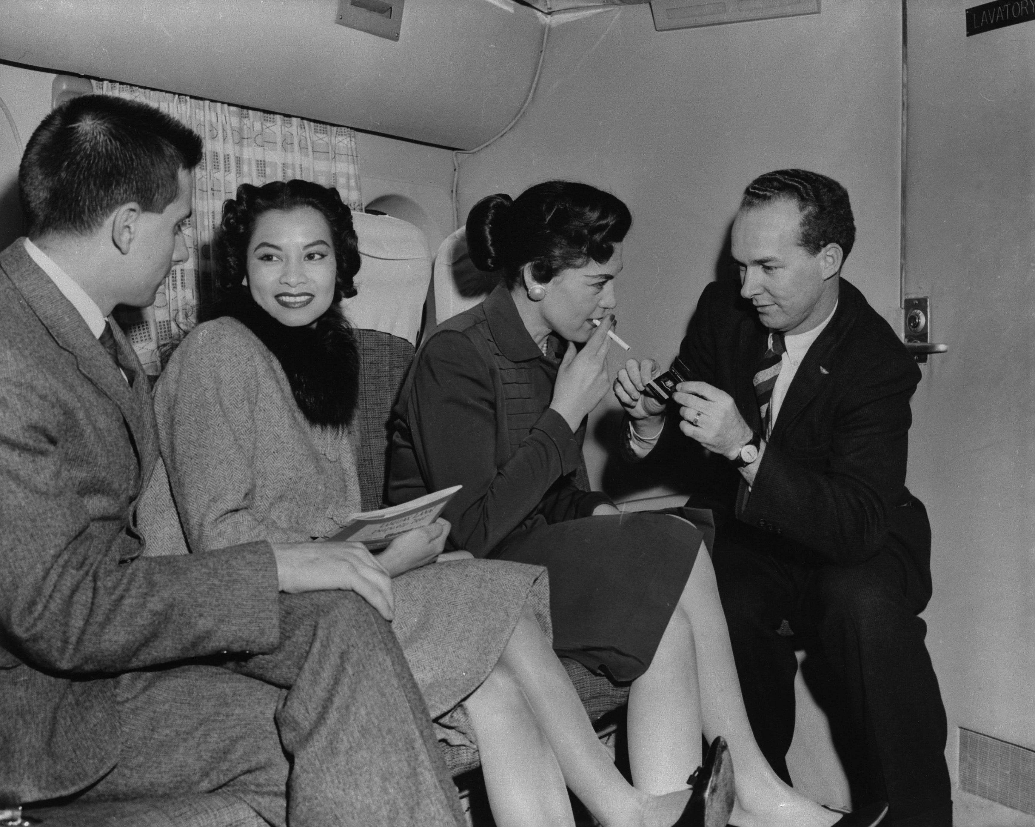 Passagiere rauchen in einem Flugzeug in den 1950er Jahren