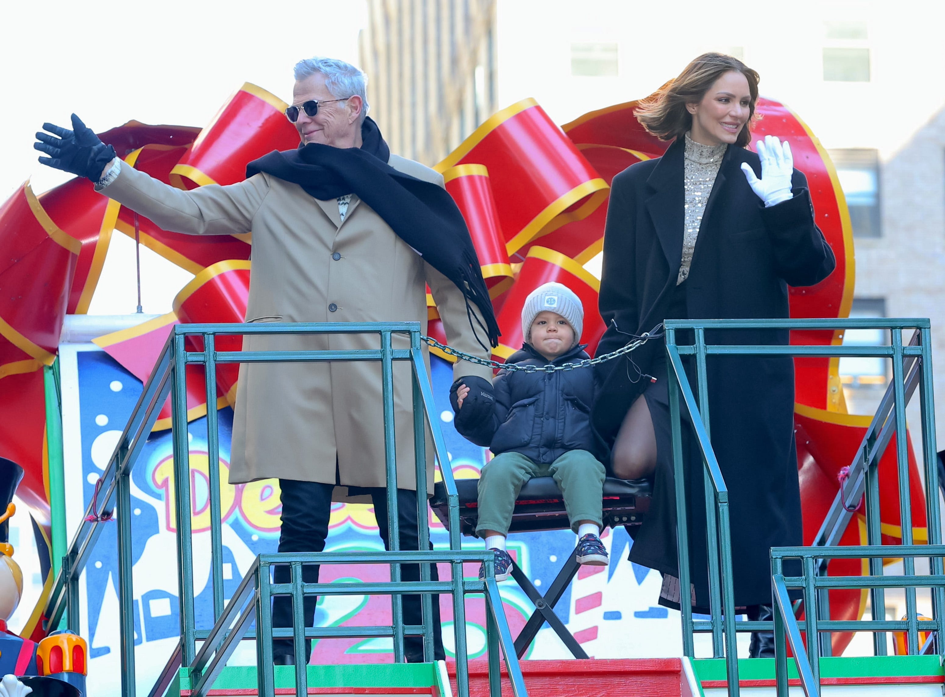 David Foster, Katharine McPhee und Rennie Foster bei der Macy's Thanksgiving Day Parade 2023.