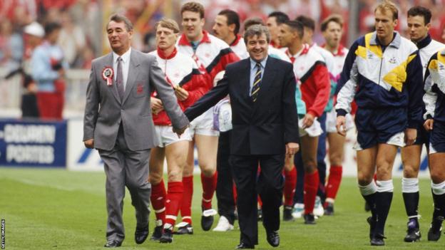 Brian Clough von Nottingham Forest und Terry Venables von Tottenham führen die Teams vor dem FA-Cup-Finale 1991 Hand in Hand an