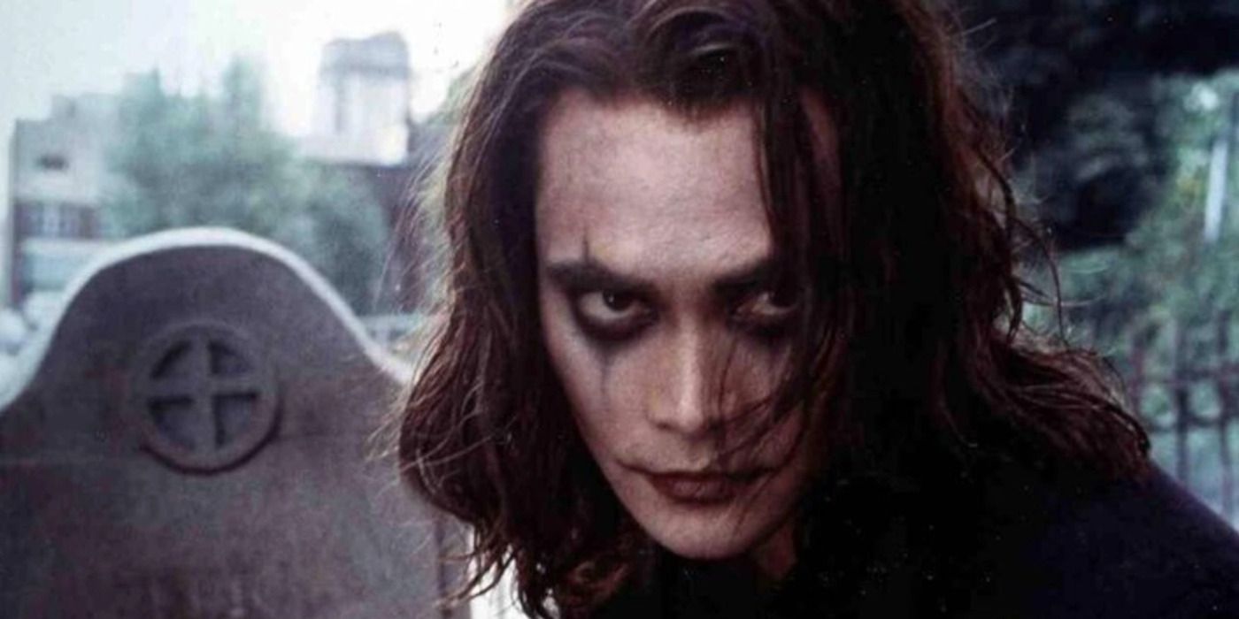 Mark Dacascos als Eric Draven/The Crow Near the Gravestone in The Crow: Stairway to Heaven