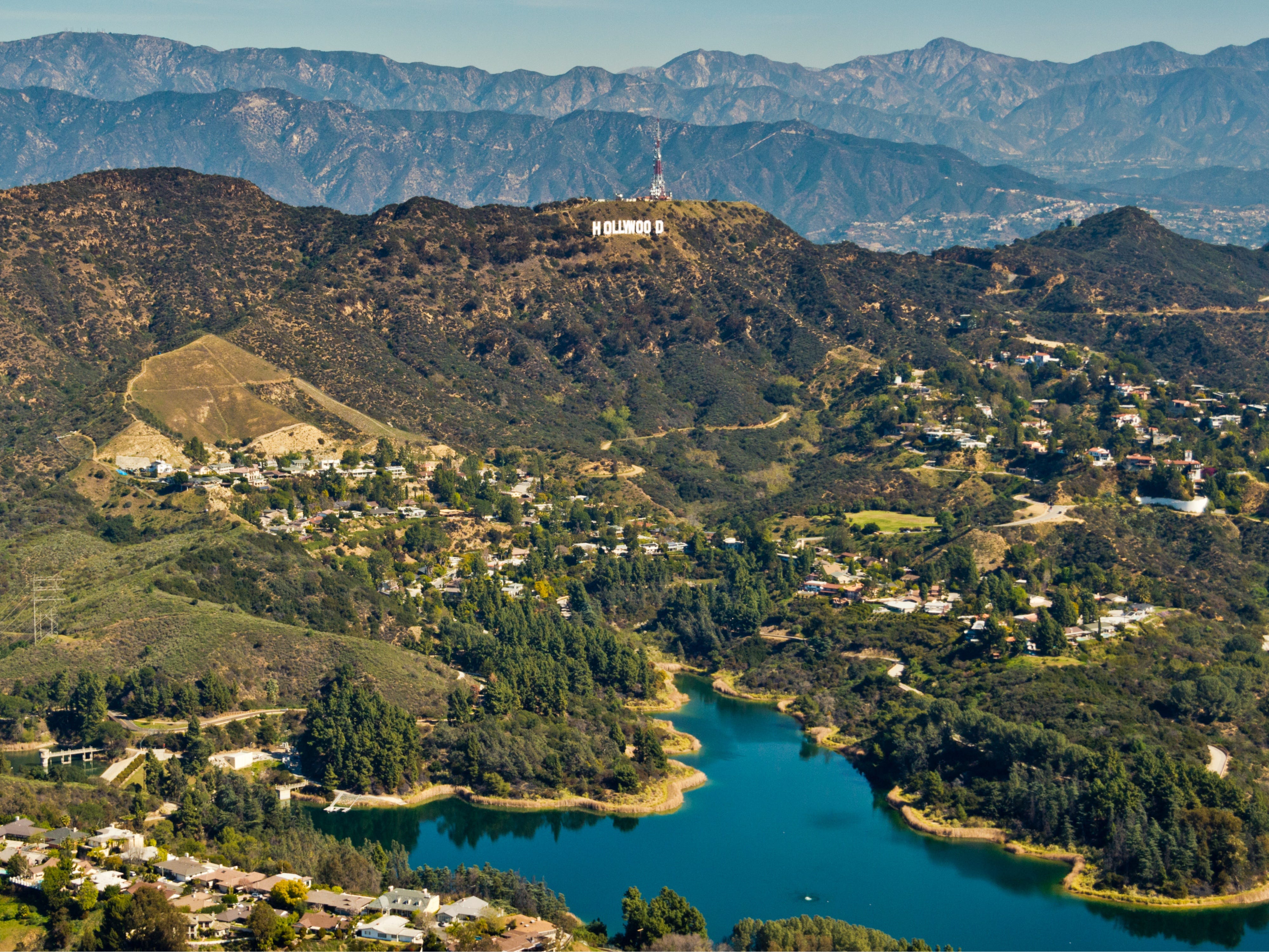 Das Hollywood Sign (früher bekannt als Hollywoodland Sign) befindet sich auf dem Mount Lee im Hollywood Hills-Gebiet der Santa Monica Mountains.  Das Schild überblickt den Hollywood-Viertel von Los Angeles.
