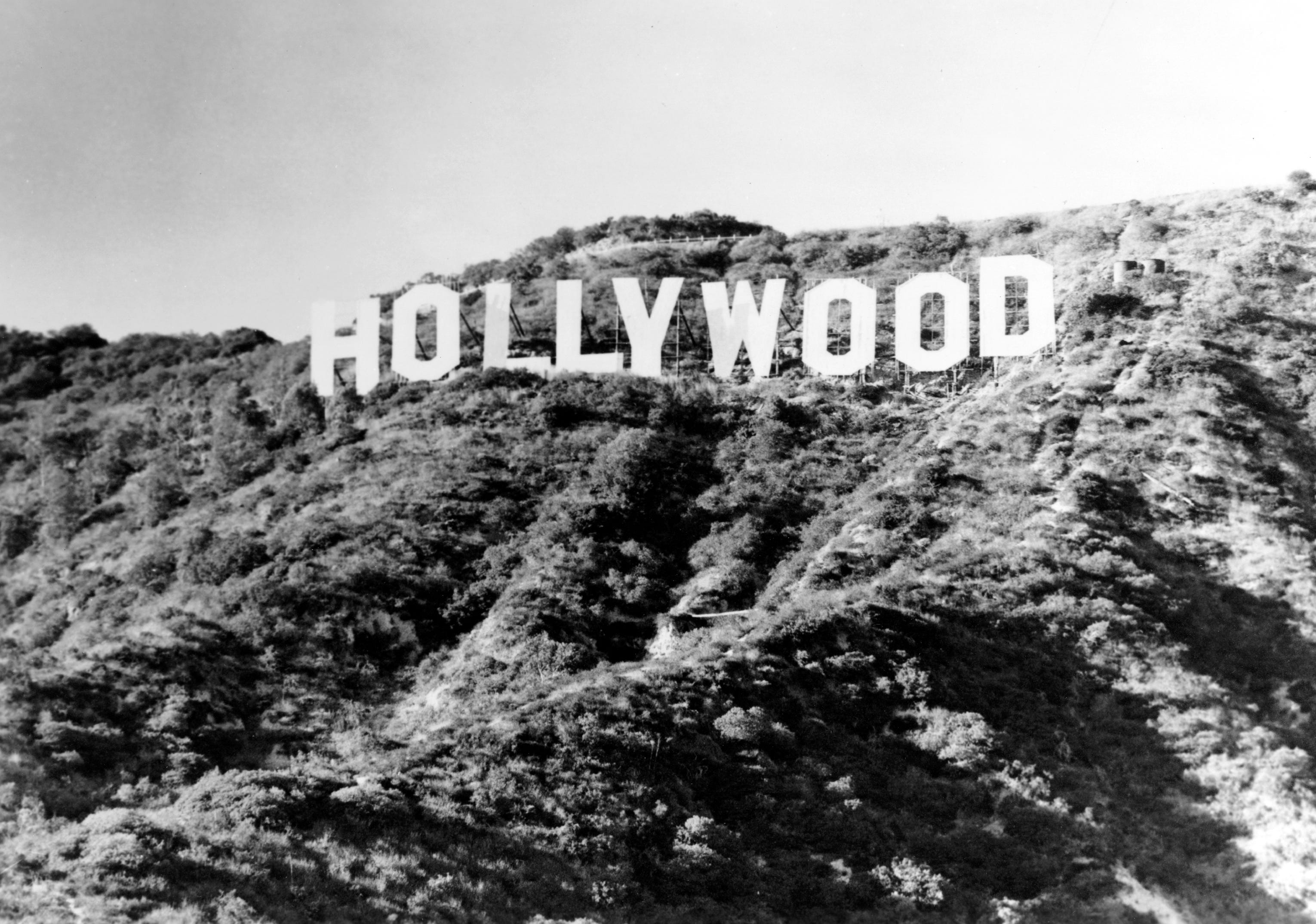 Das Hollywood-Schild auf dem Mount Lee in den Hollywood Hills mit Blick auf Hollywood in Los Angeles, Kalifornien.
