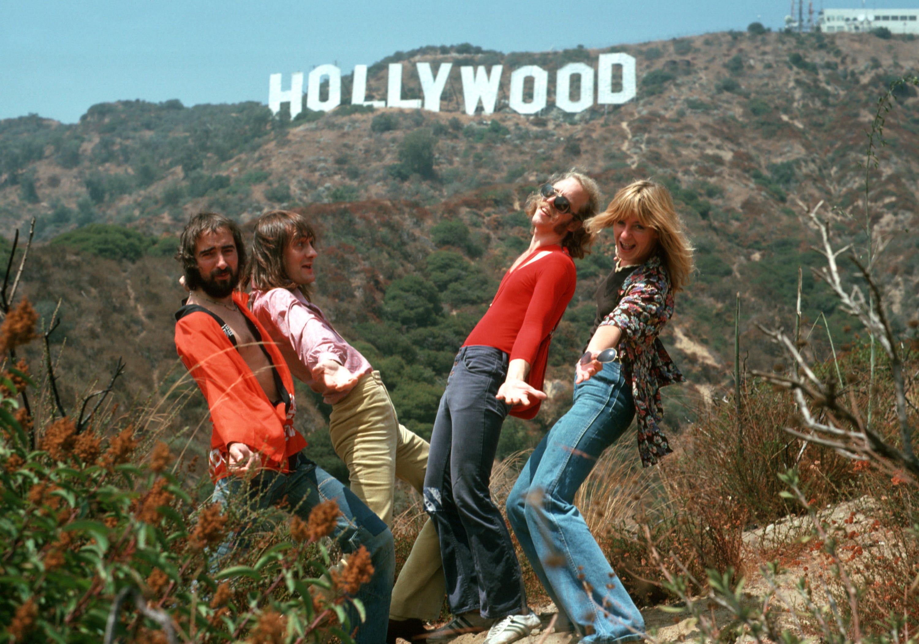 (LR) John McVie, Mick Fleetwood, Bob Welch und Christine McVie von der Rockgruppe „Fleetwood Mac“ posieren für ein Porträt unter dem Hollywood Sign im August 1974 in Los Angeles, Kalifornien.