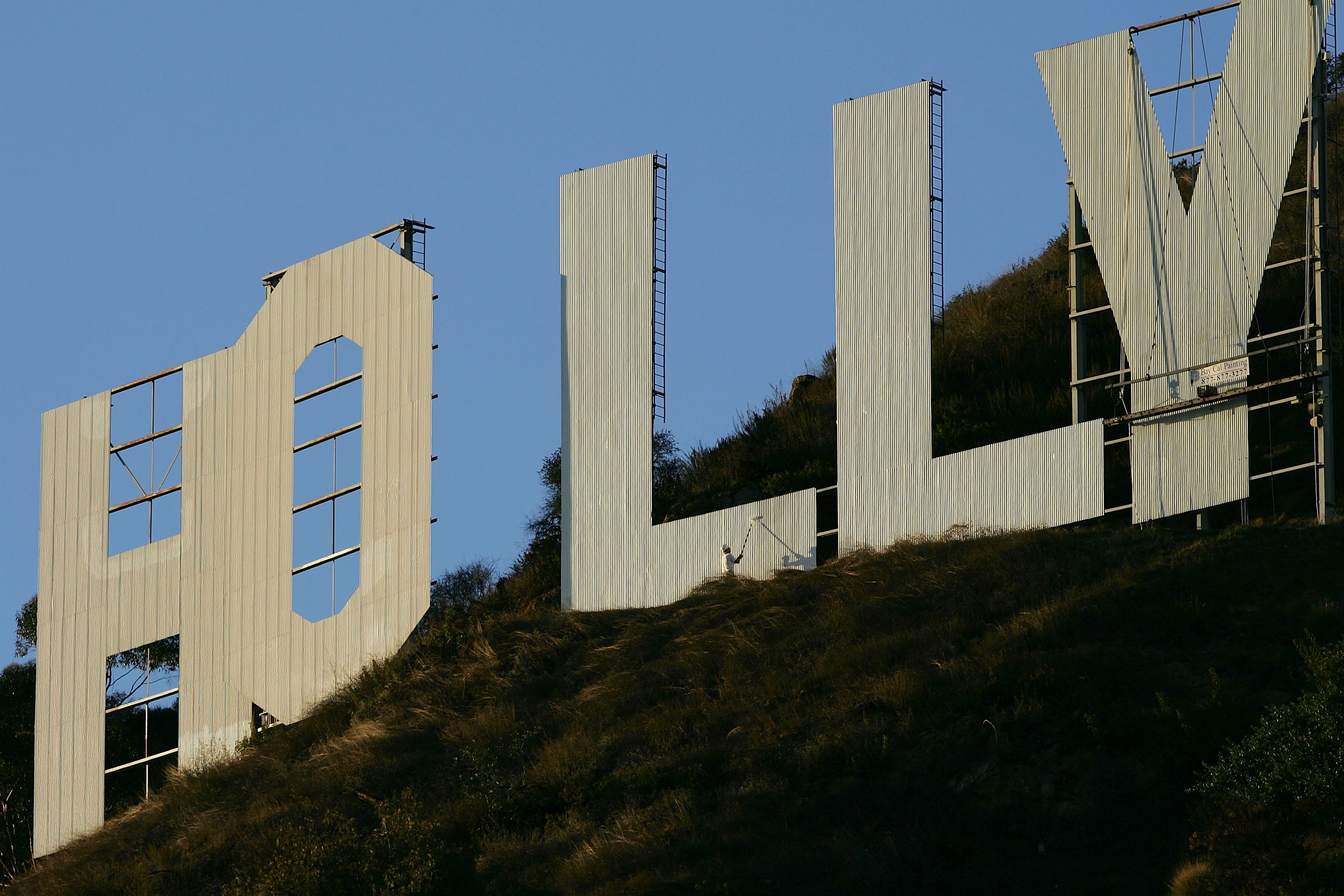 Maler arbeiten am Hollywood Sign am 16. November 2005 in Los Angeles, Kalifornien.
