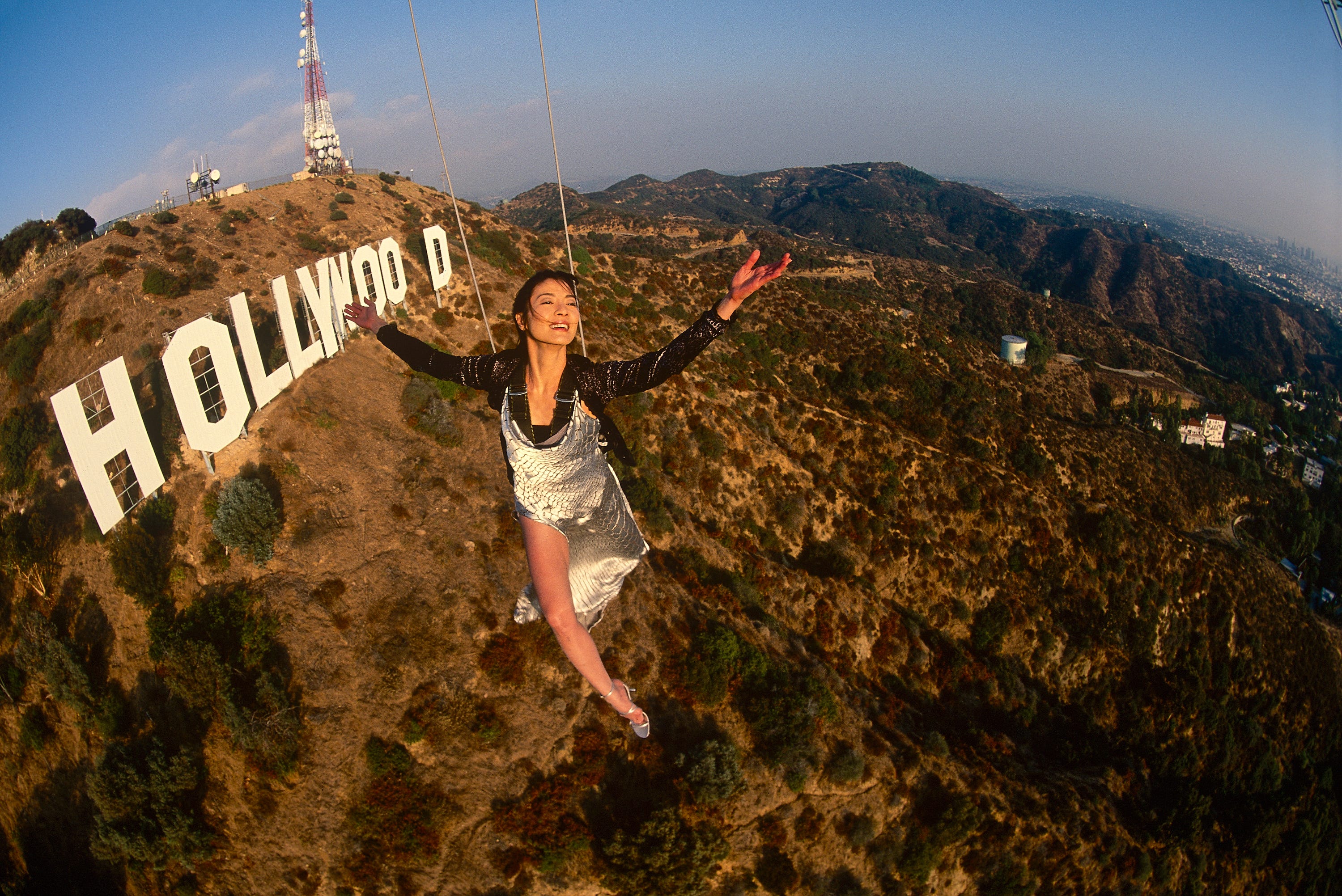 Schauspielerin Michelle Yeoh in der Luft über dem berühmten Hollywood-Schild im November 1998 in Los Angeles, Kalifornien.
