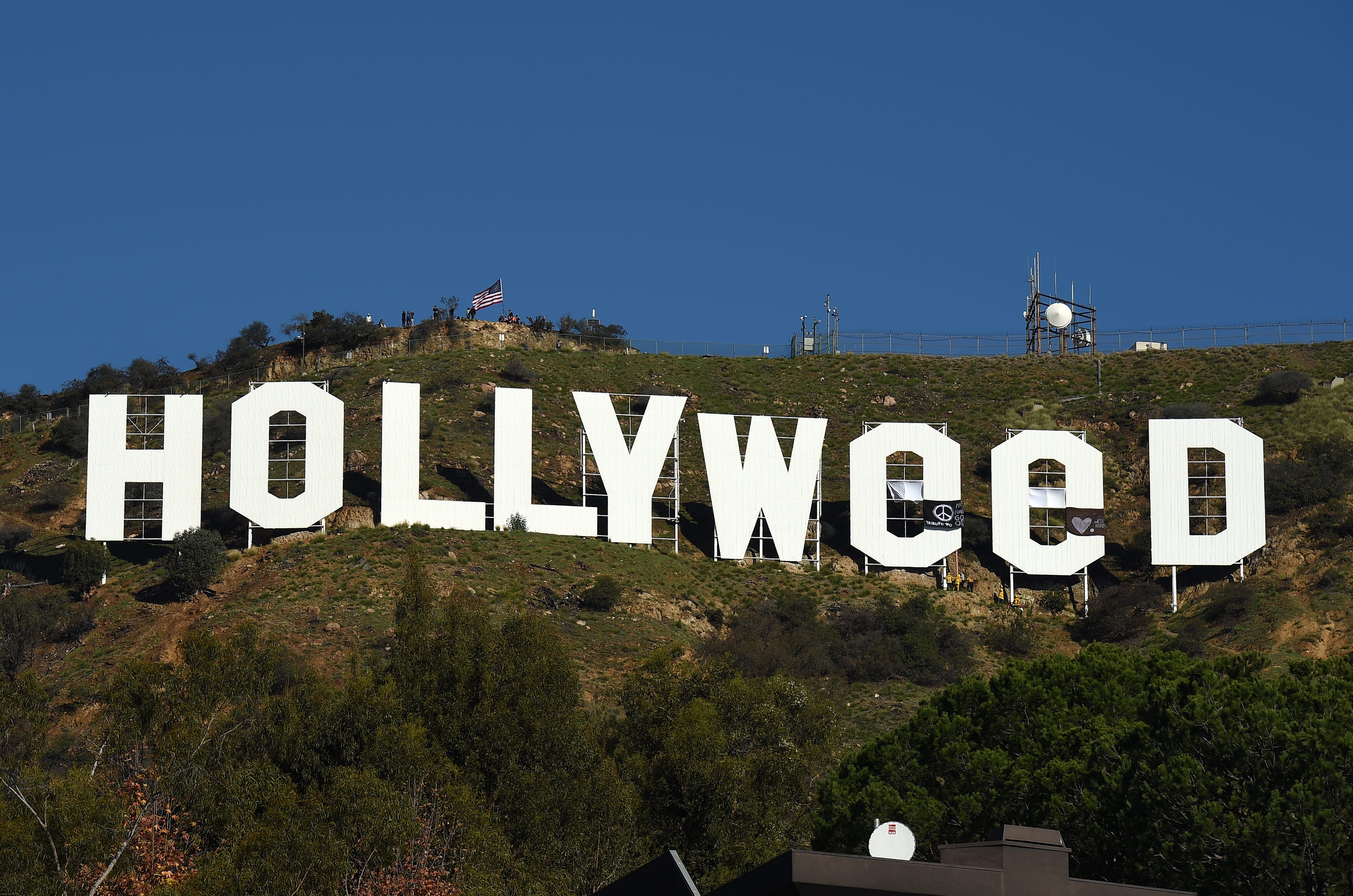 Das Hollywood-Schild wurde am 1. Januar 2017 in Los Angeles, Kalifornien, in „Hollyweed“ geändert.