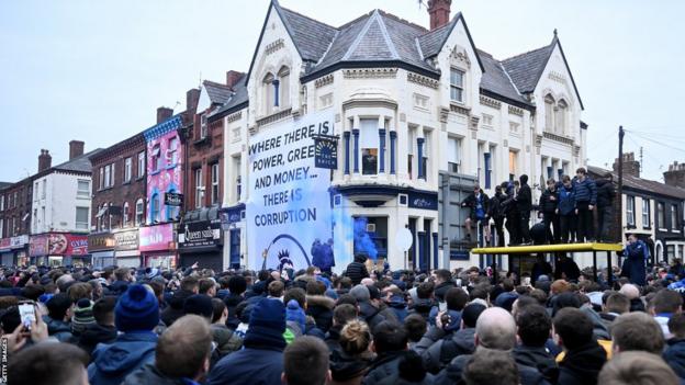 Everton-Fans protestieren vor einem Pub in der Nähe des Goodison Park