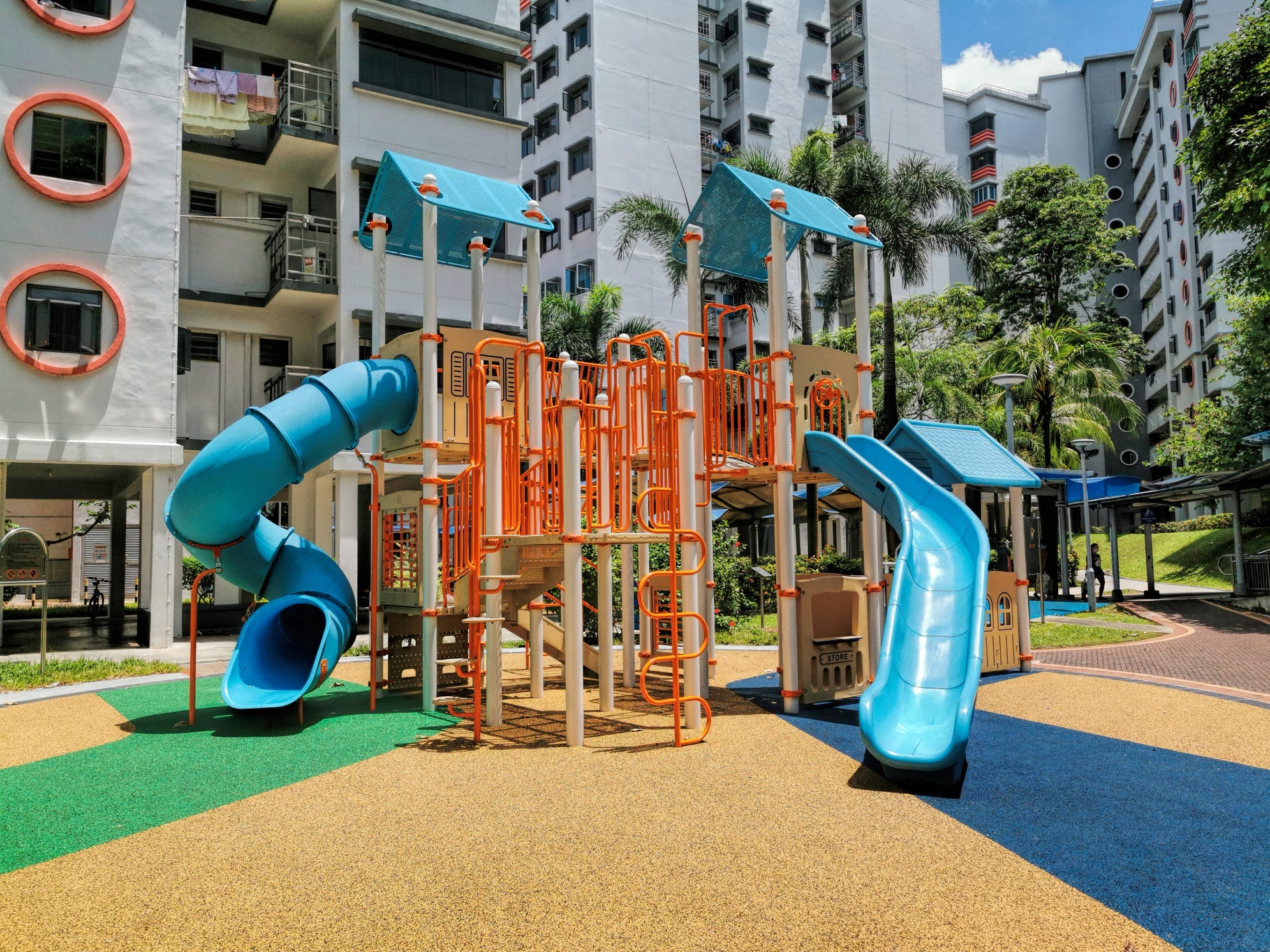 Bunter Spielplatz für Kinder in einer öffentlichen Wohnsiedlung in Singapur.