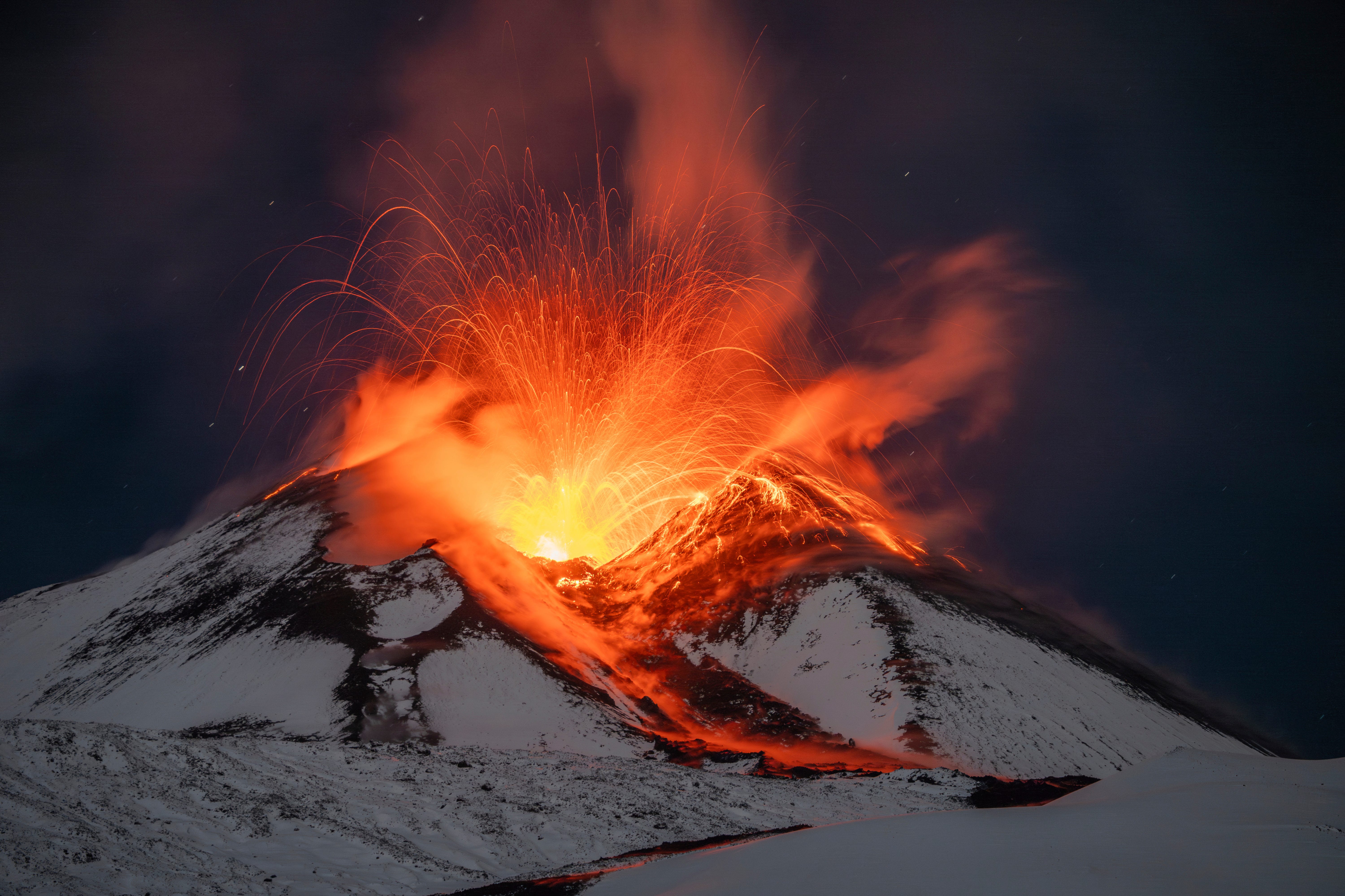 Lava bricht am frühen Samstag, 25. November 2023, aus dem schneebedeckten Vulkan Ätna auf Sizilien, Italien, aus.