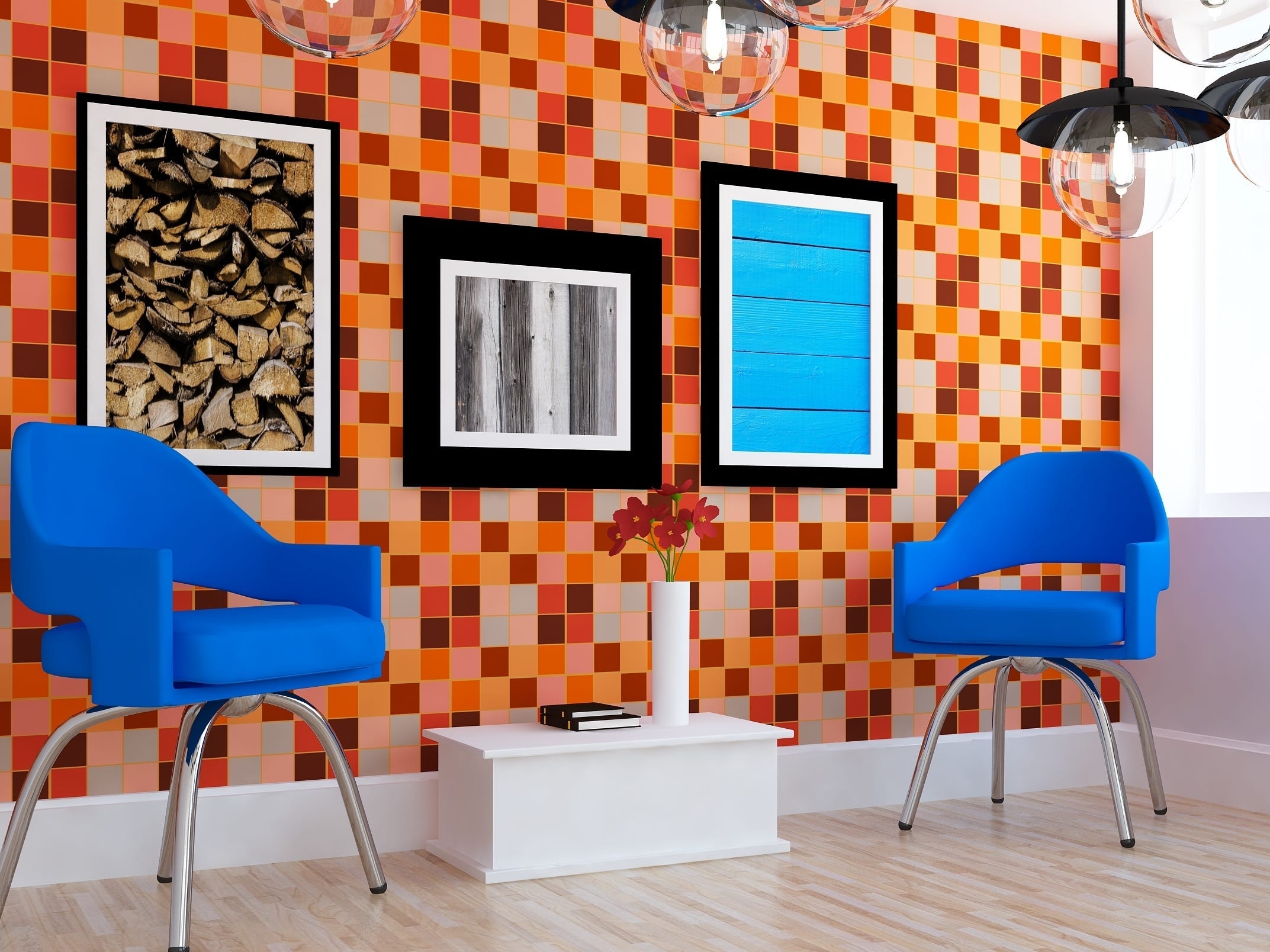 Leuchtend orange und rosa Tapete mit Drucken an der Wand und blauen Stühlen im Vordergrund