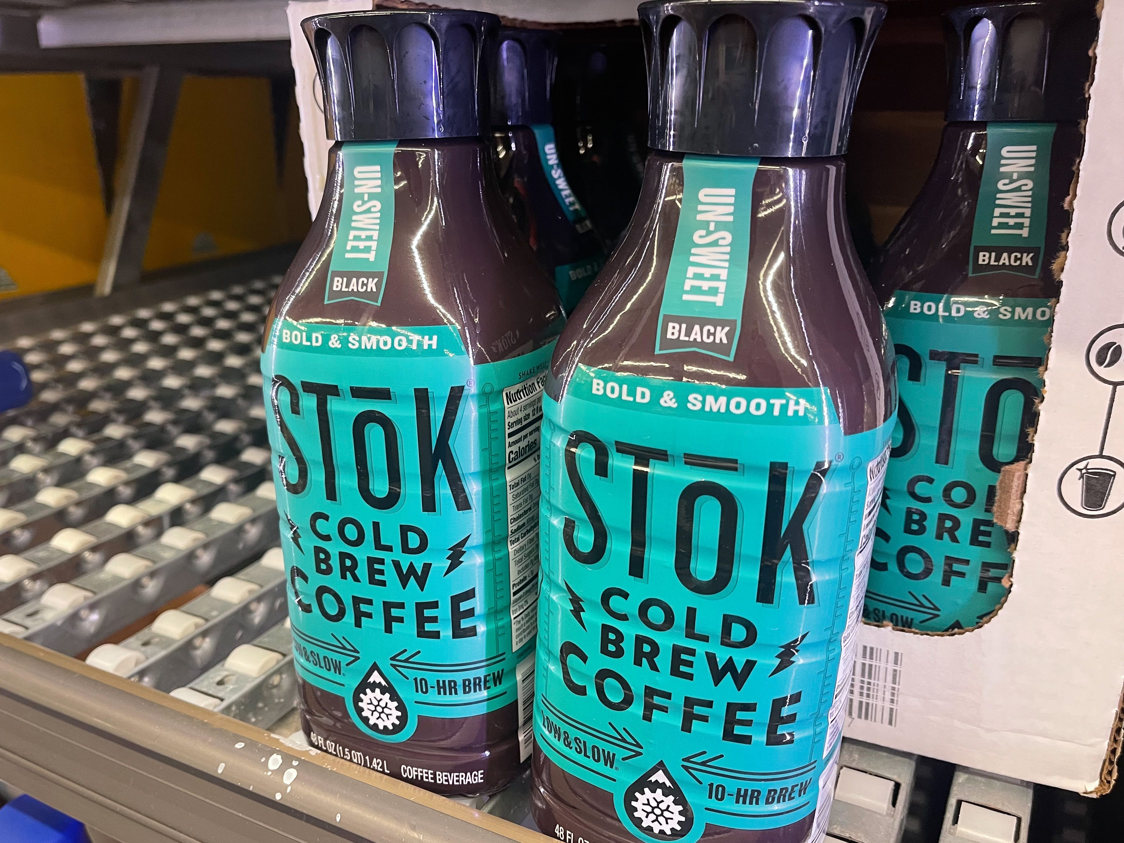 Zwei Glasflaschen Stok Cold-Brew-Kaffee mit blauen Etiketten