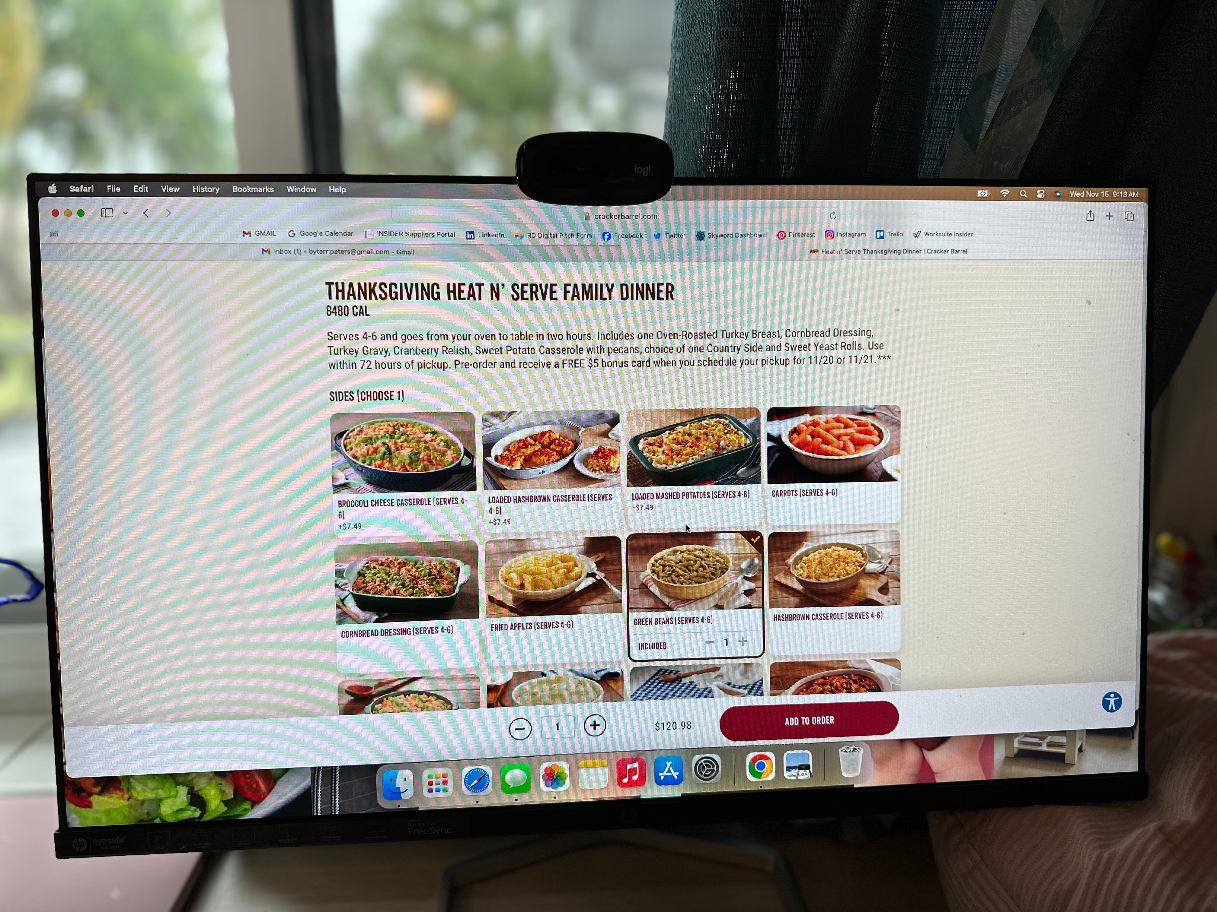 Foto eines Computerbildschirms, auf dem ein Cracker Barrel-Thanksgiving-Dinner bestellt wird