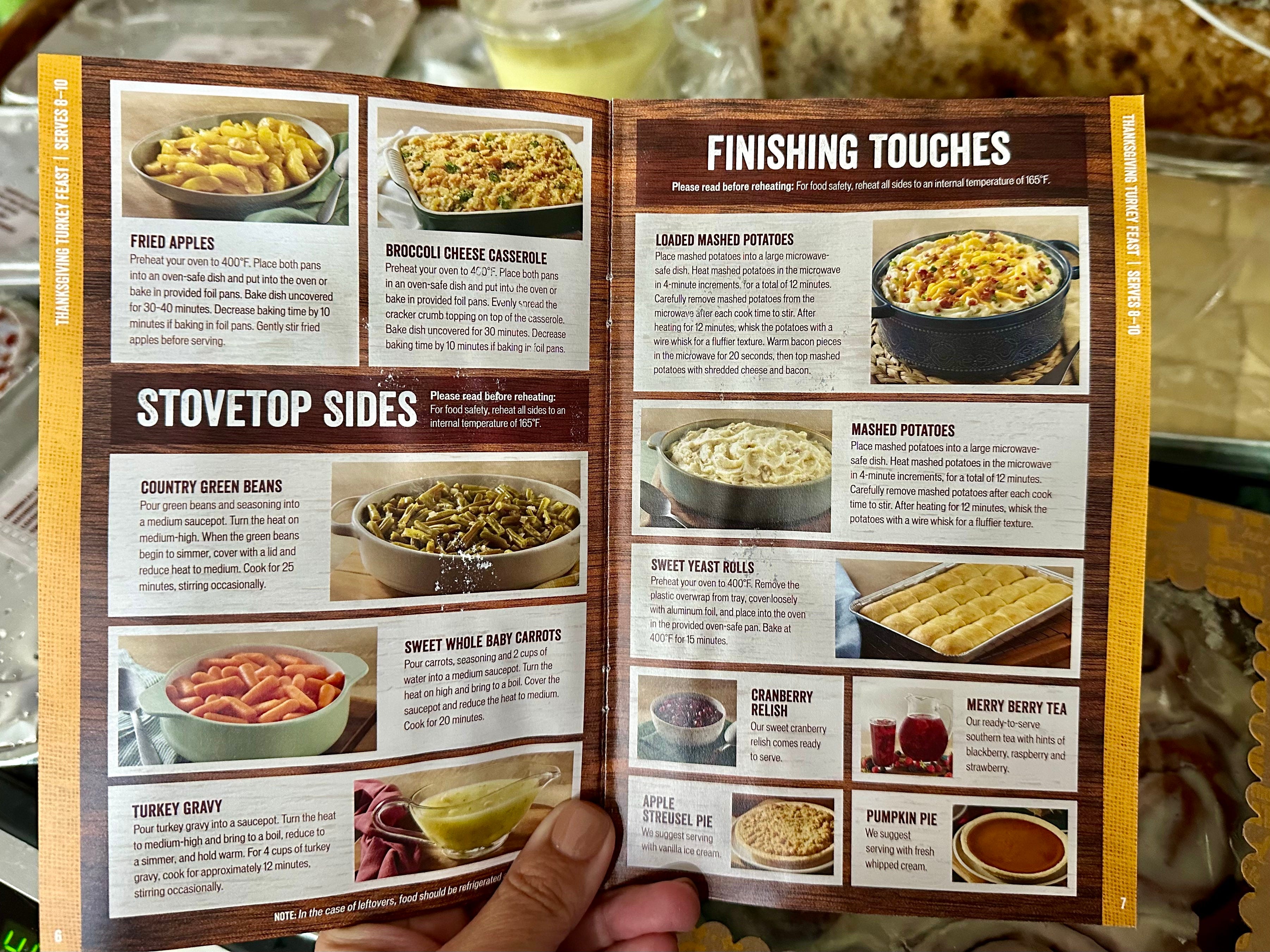 Cracker Barrel Thanksgiving-Dinner-Aufwärmanleitungsheft mit Fotos von jedem Gericht