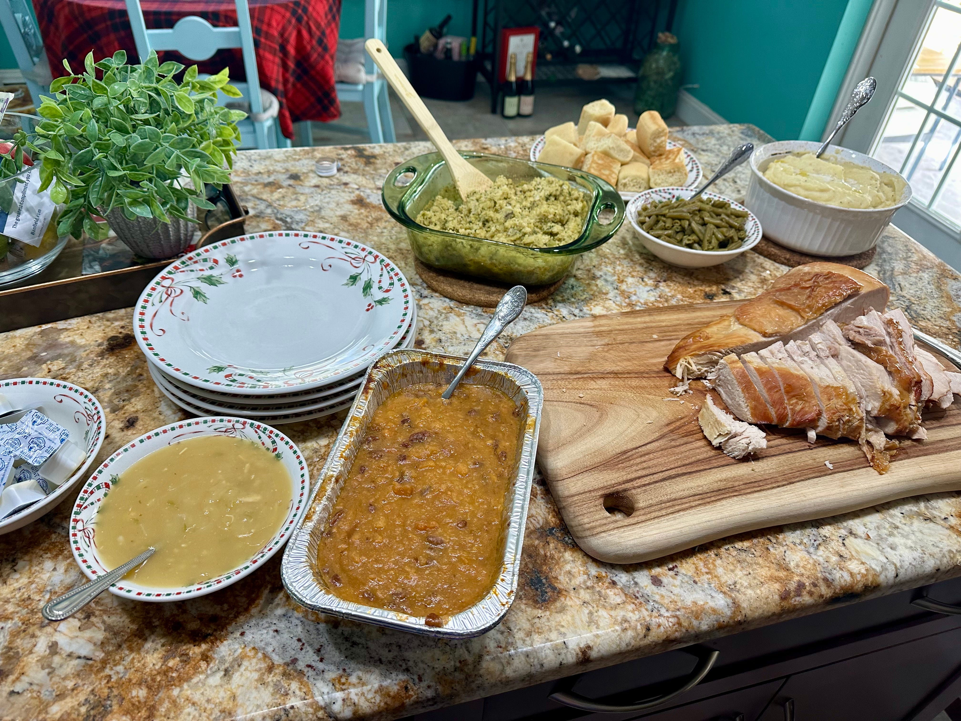 Truthahn, Soße, Füllung, Brötchen, Kartoffelpüree und andere Thanksgiving-Gerichte von Cracker Barrel in Serviergeschirr auf der Kücheninsel