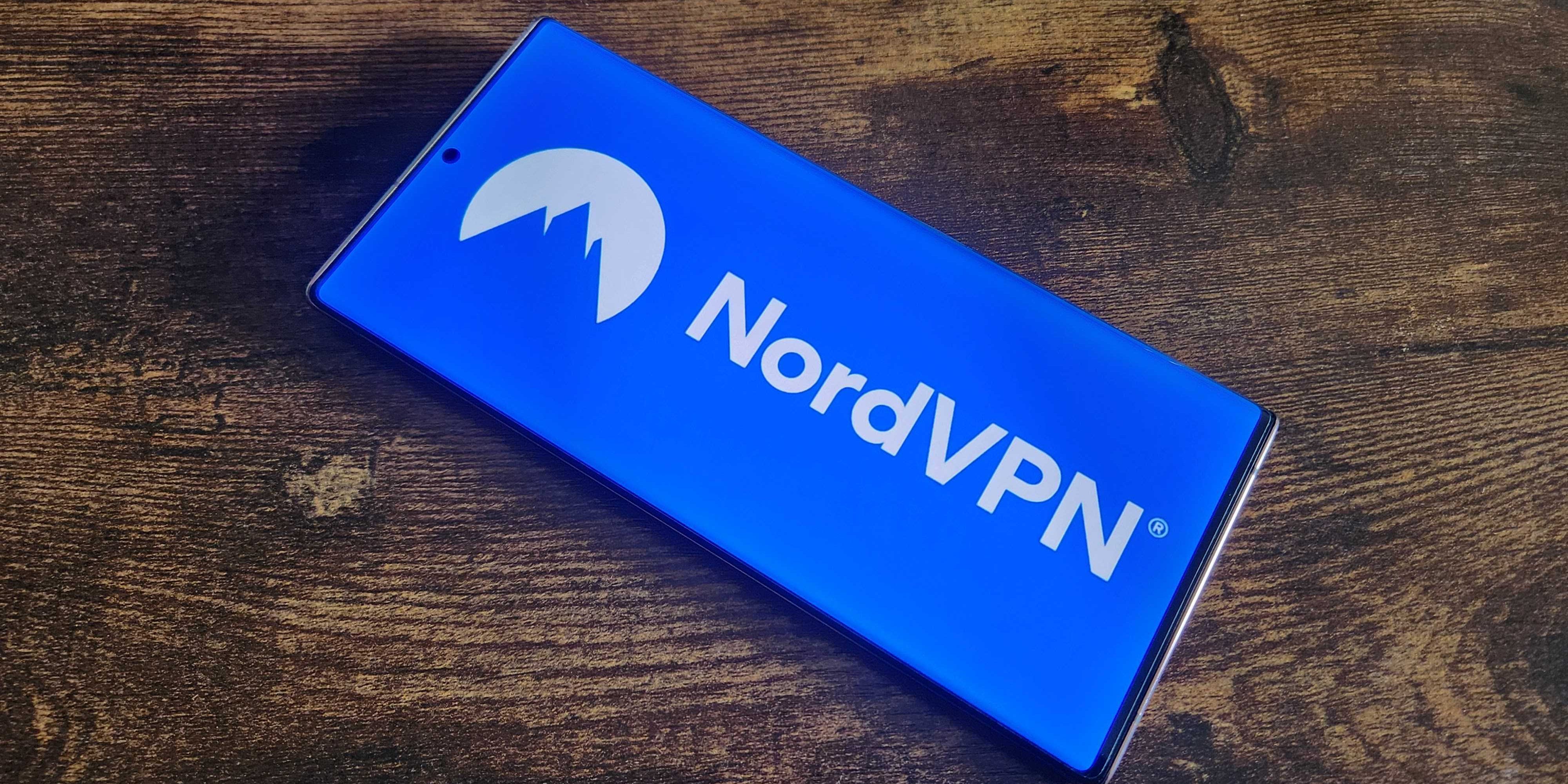 Das NordVPN-Logo wird auf einem Mobiltelefon angezeigt