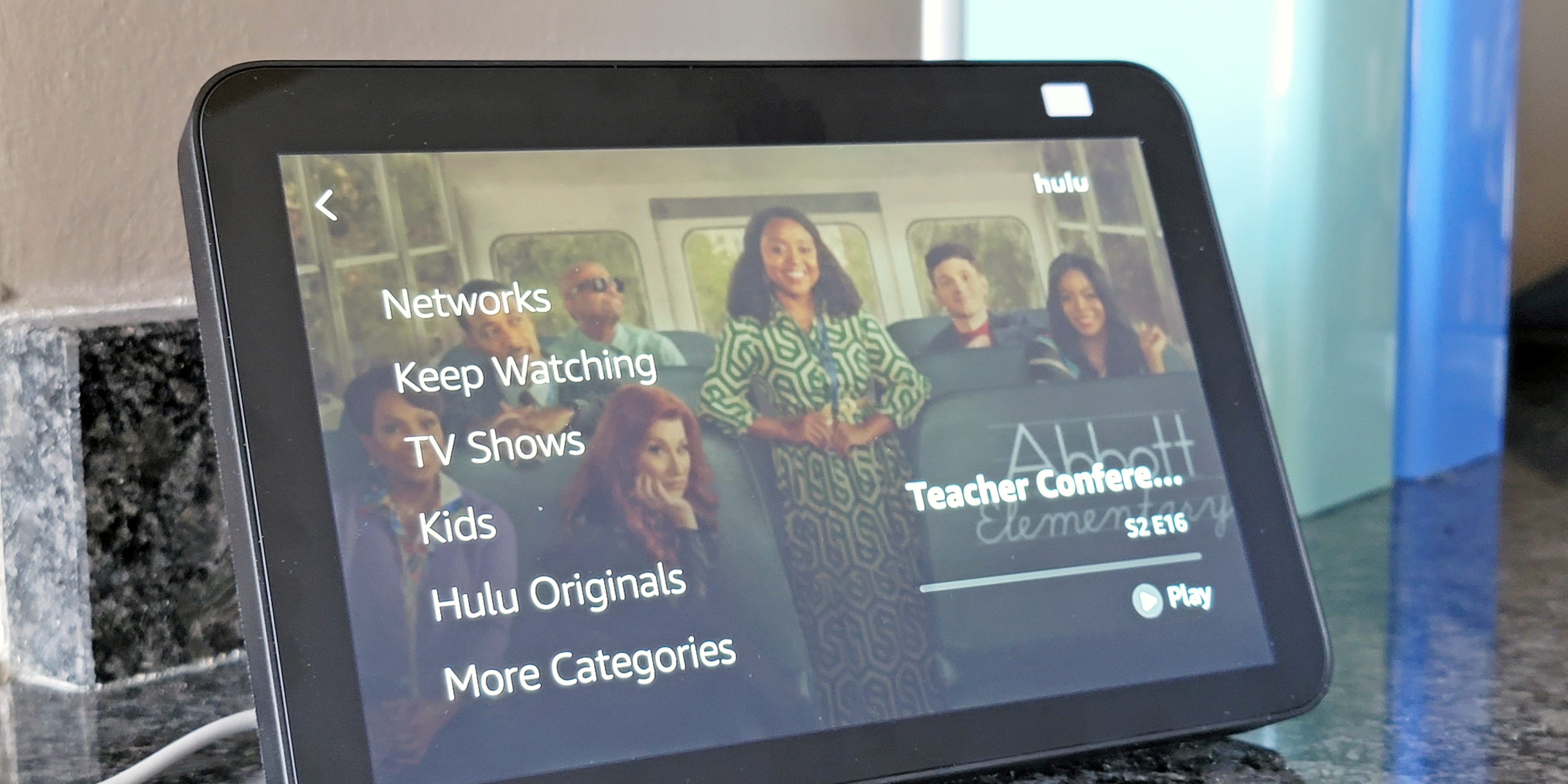 Der Amazon Echo Show 8 steht auf einer Küchentheke und zeigt die Hulu-Seite der Show Abbott Elementary an.