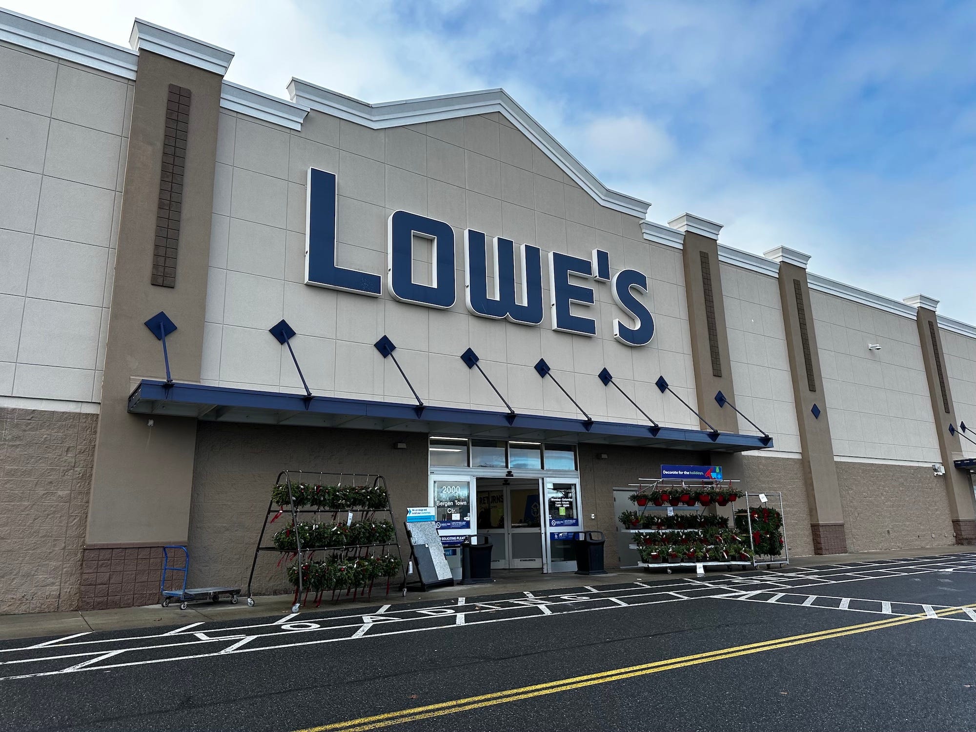 Das Äußere eines Lowe's-Ladens in New Jersey.