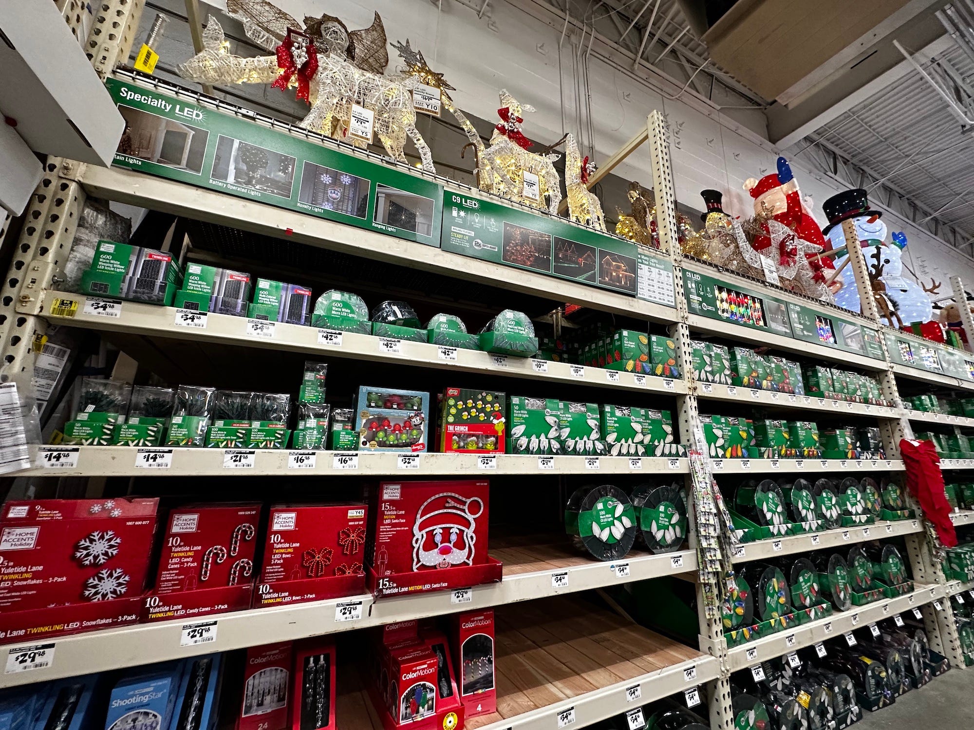 Weihnachtsbeleuchtung im Home Depot.