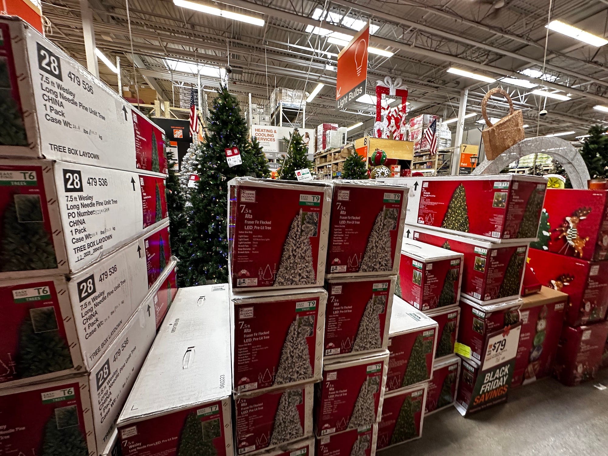 Kisten mit Weihnachtsbäumen im Home Depot.