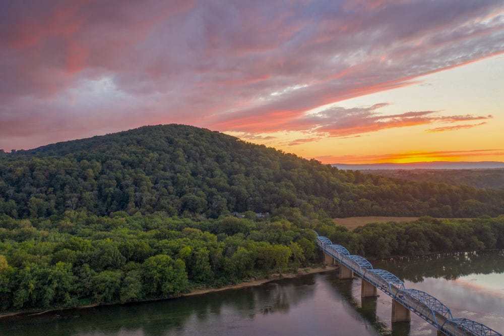 Luftaufnahme der Brücke zwischen Loudon County und Maryland, grüne Bäume und ein Sonnenuntergang