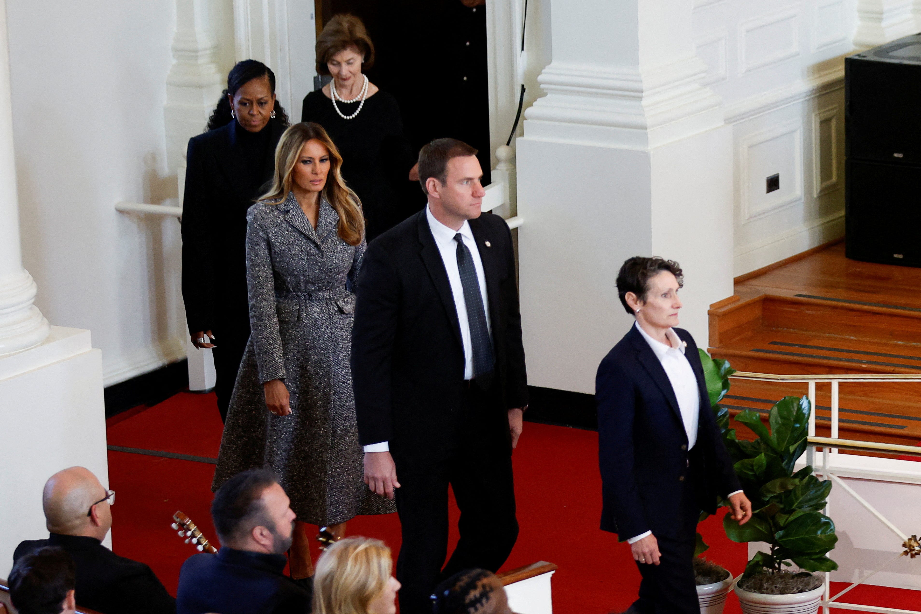 Ein Foto der ehemaligen US-First Ladys Michelle Obama, Melania Trump und Laura Bush bei einem Ehrungsgottesdienst für die ehemalige First Lady Rosalynn Carter.