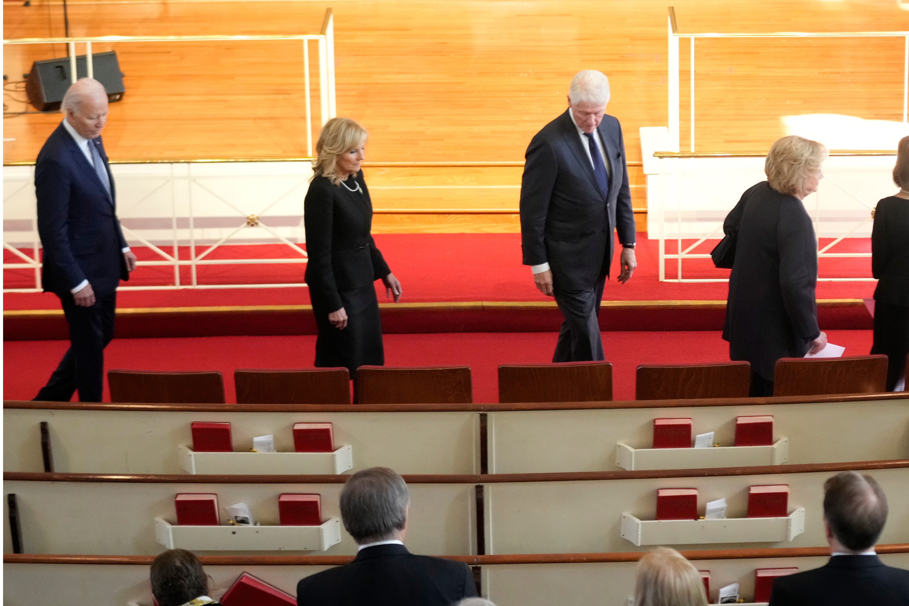 Präsident Joe Biden (links), First Lady Jill Biden, der ehemalige Präsident Bill Clinton und die ehemalige First Lady Hillary Clinton (rechts) kommen, um an einem Ehrungsgottesdienst für die ehemalige First Lady Rosalynn Carter teilzunehmen.