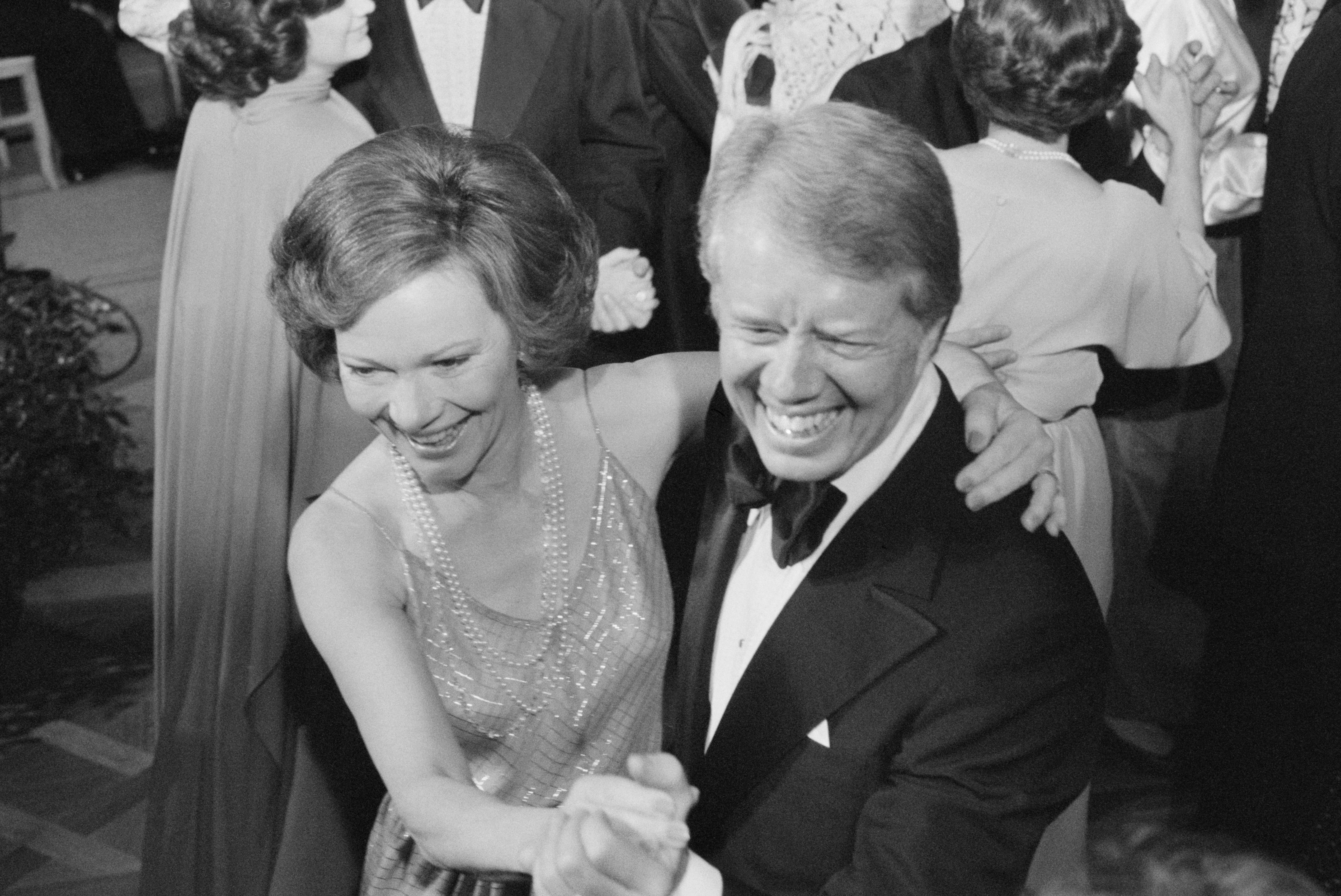 Präsident Jimmy Carter und First Lady Rosalynn Carter tanzen.