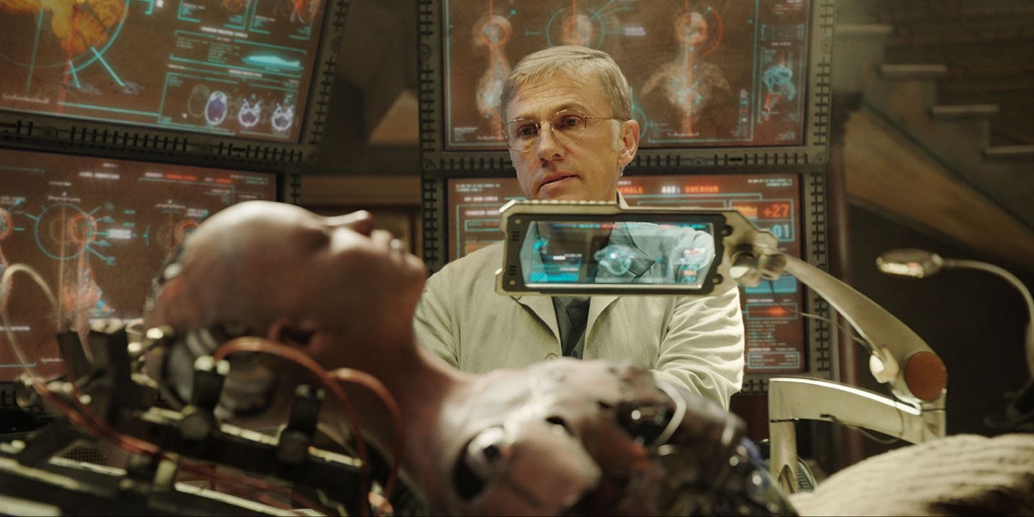 Christoph Waltz betrachtet einen Cyborg in Alita Battle Angel