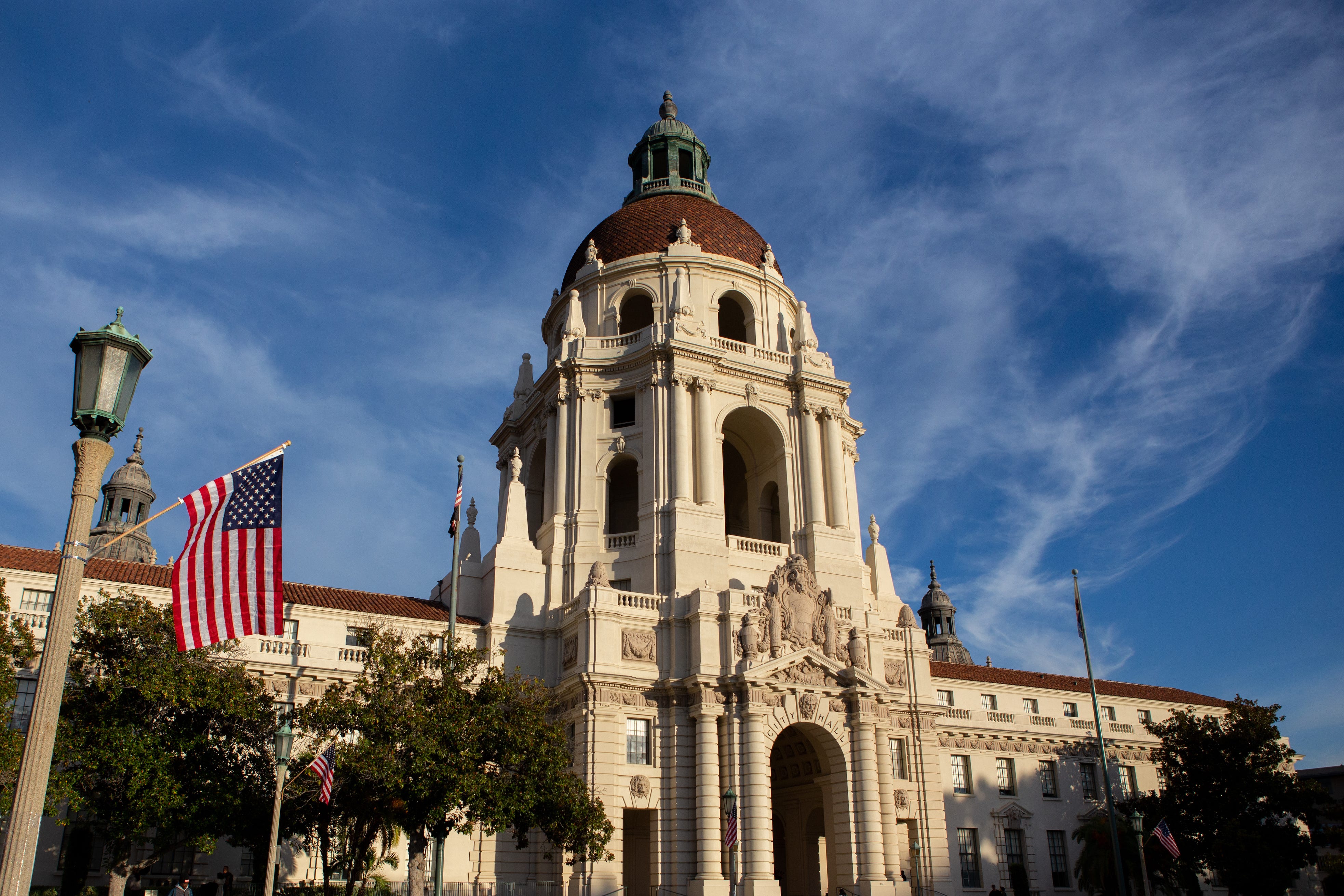 Rathaus von Pasadena mit amerikanischer Flagge