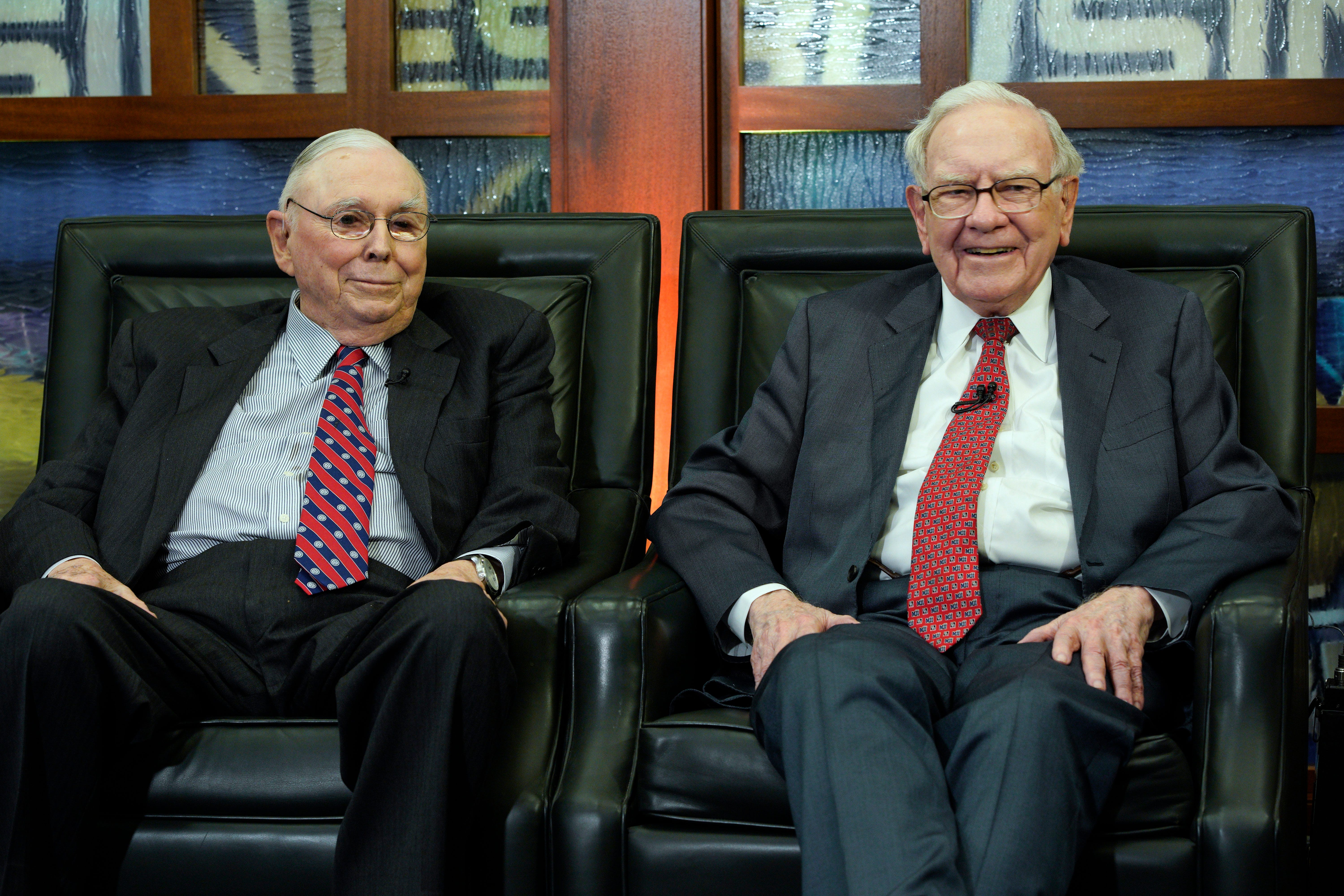 Charlie Munger, links, und Warren Buffett, rechts
