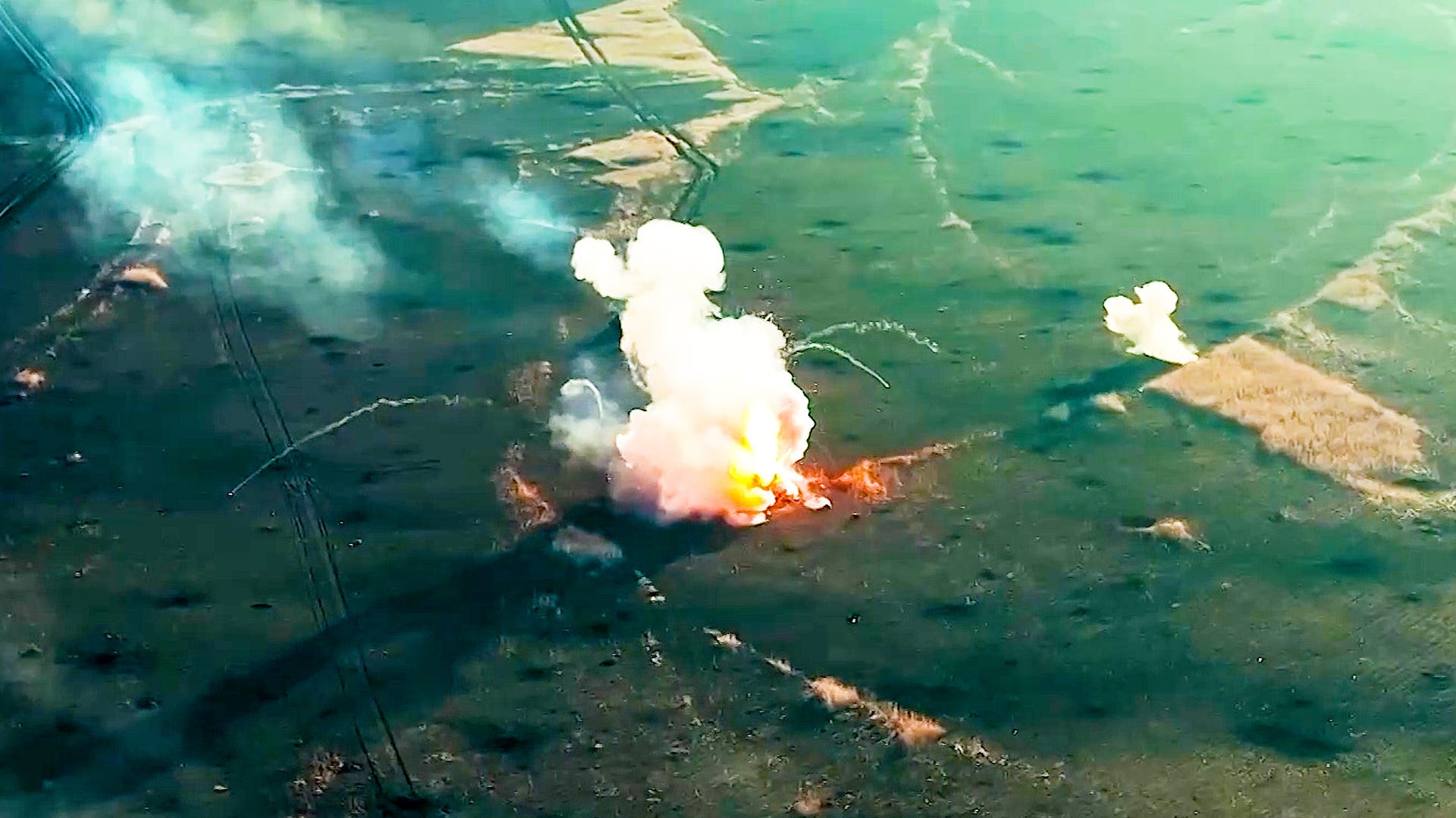Ein Standbild aus einem am 2. November von der Ukraine veröffentlichten Luftbild zeigt die Explosion eines russischen Panzerfahrzeugs in der Nähe von Avdiivka, Region Donezk, Ukraine.